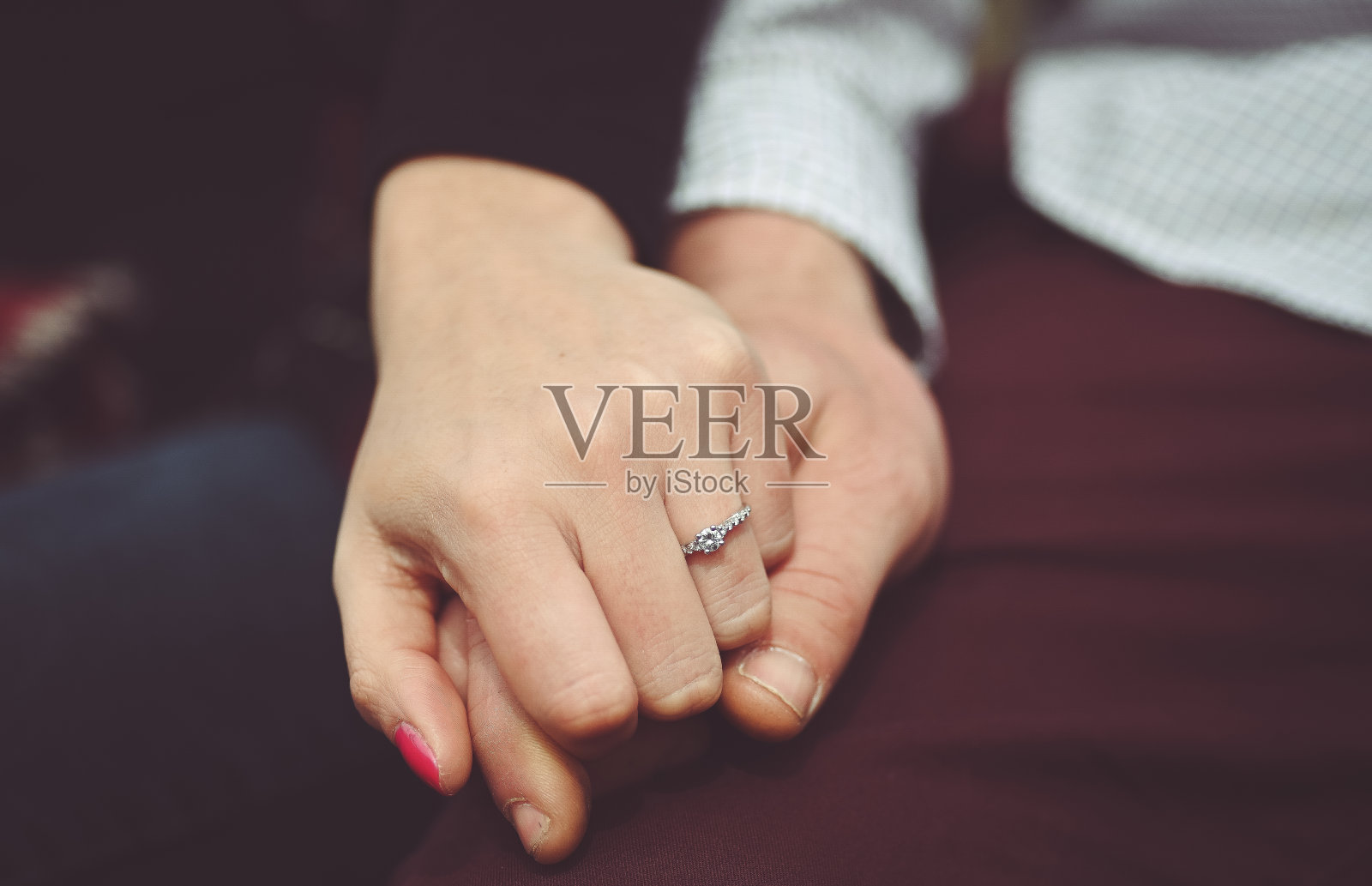 近距离的夫妇牵着订婚戒指照片摄影图片