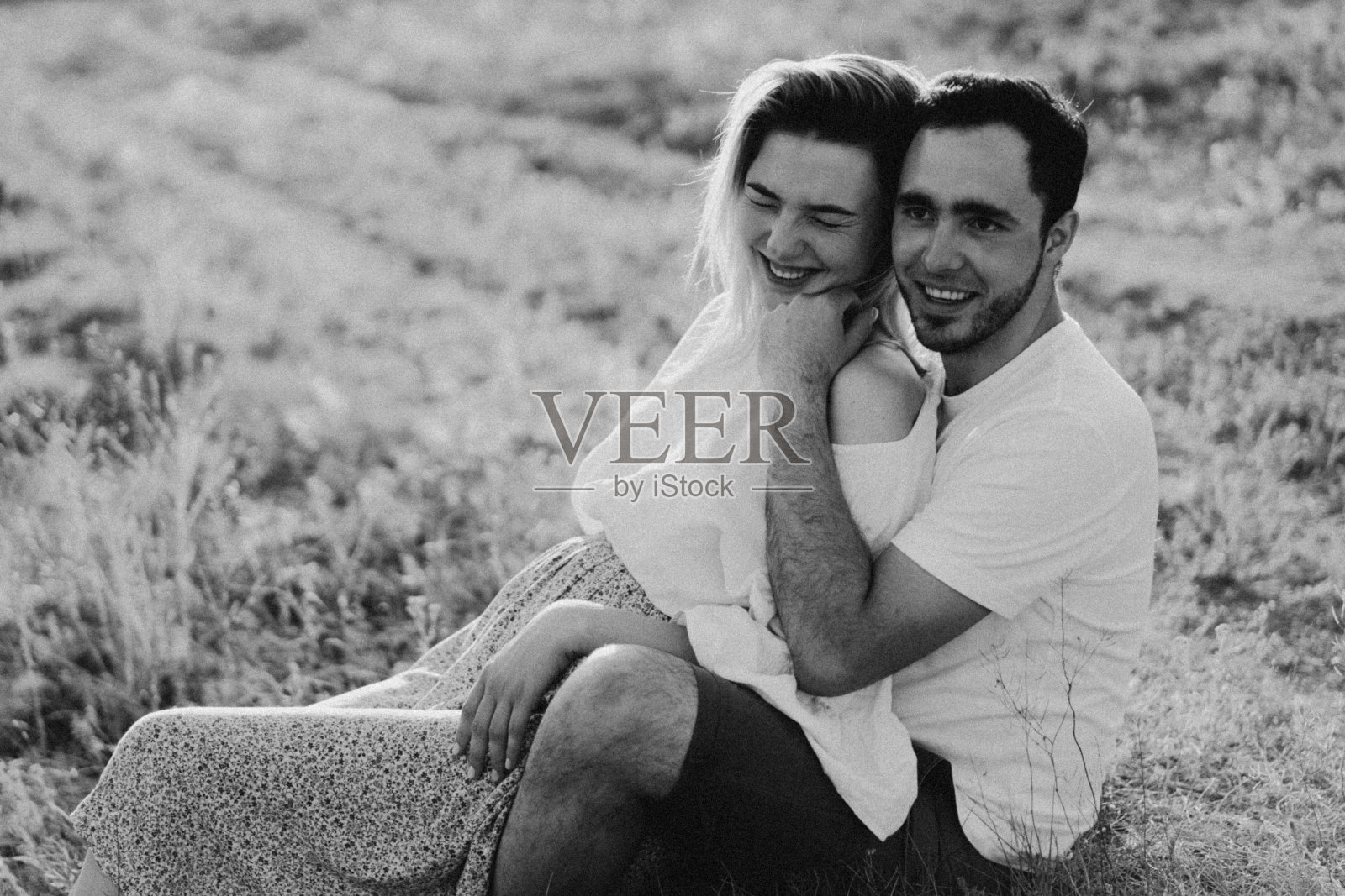 幸福和年轻的怀孕夫妇在大自然照片摄影图片