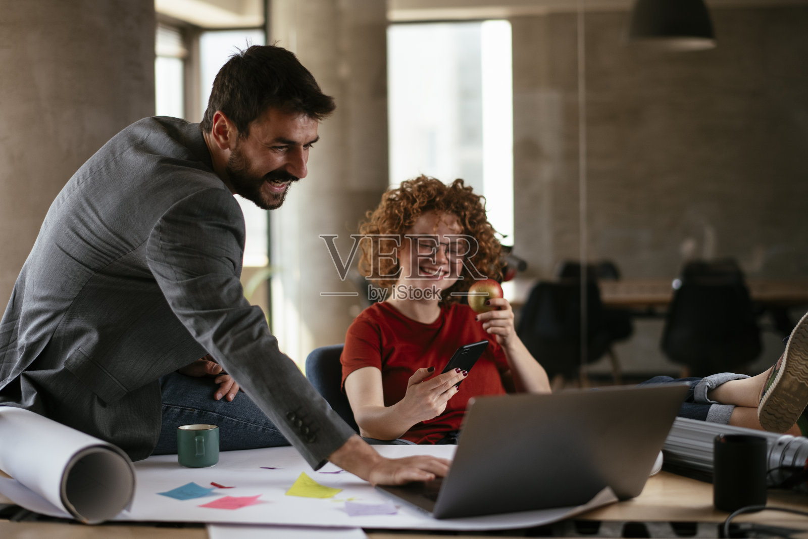 办公室里的商人和女商人。照片摄影图片