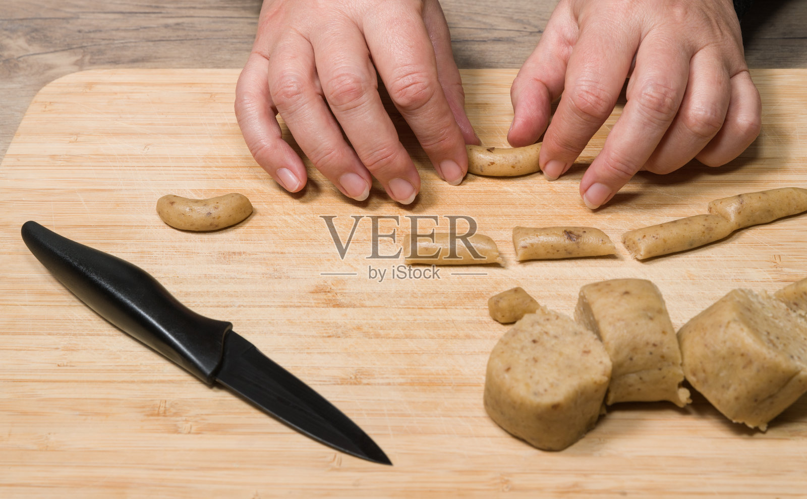 准备甜香草月牙卷从切片芳香的坚果面团照片摄影图片