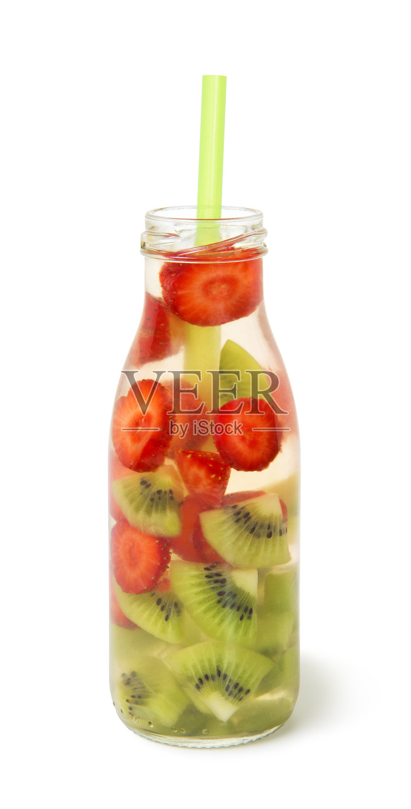 草莓排毒饮料，猕猴桃，玻璃瓶，隔离在白色背景。照片摄影图片