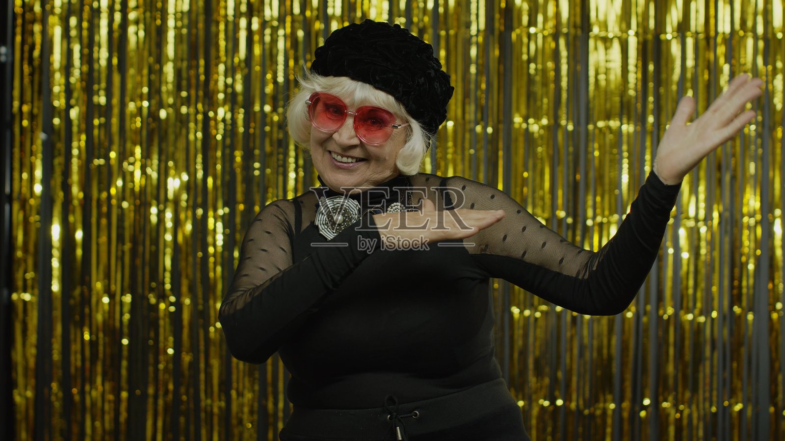 老女人跳舞，庆祝，听音乐。随着节奏积极地移动，放松照片摄影图片