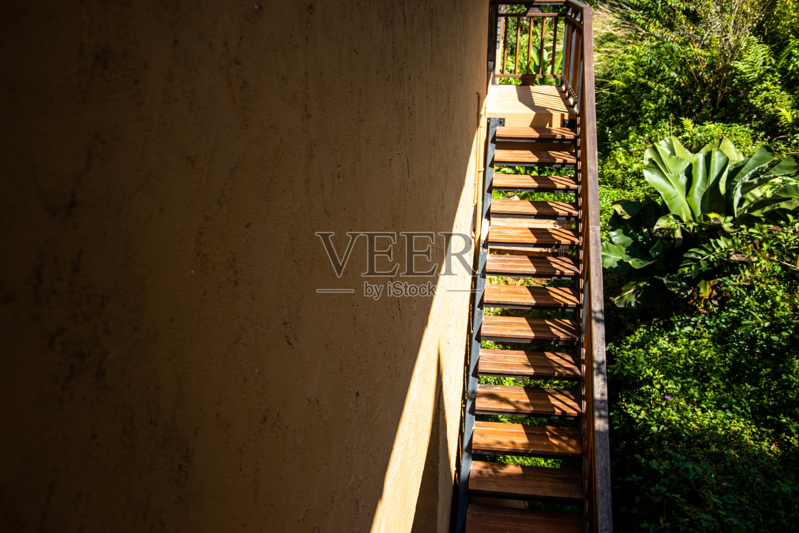 建筑侧面的木楼梯。消防疏散楼梯。照片摄影图片