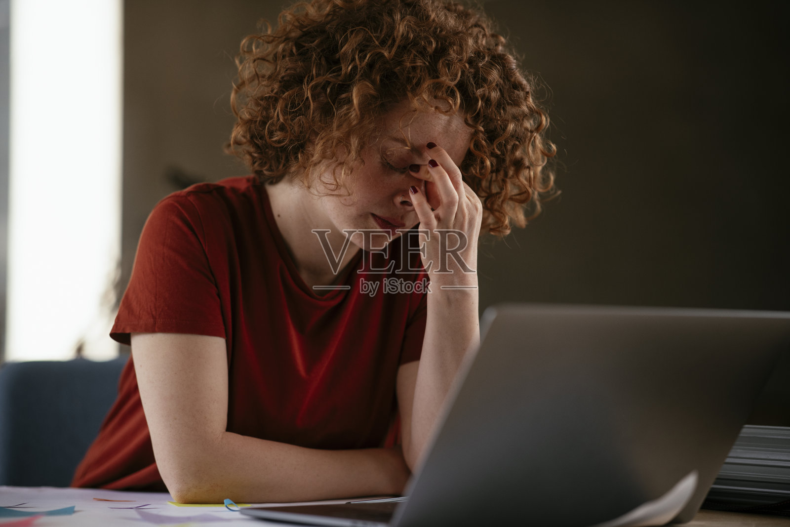 在项目上工作的疲惫女商人。照片摄影图片