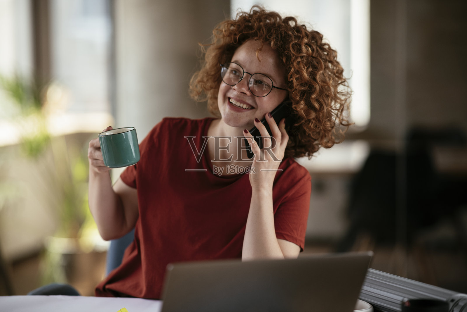 年轻的女商人正在打电话。照片摄影图片