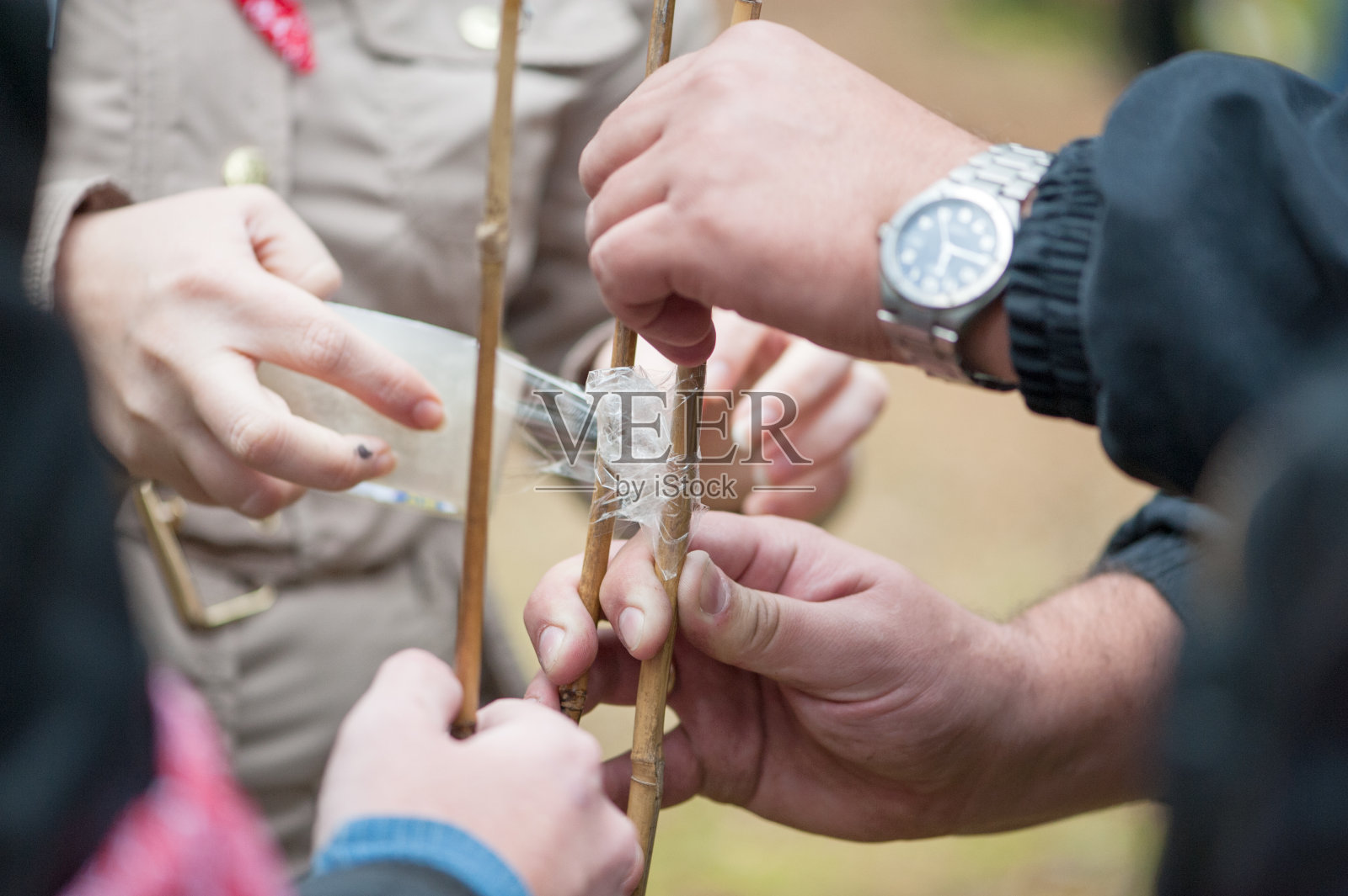 特写的人的手一起工作，创造一个吉祥物的团队，在团队建设照片摄影图片