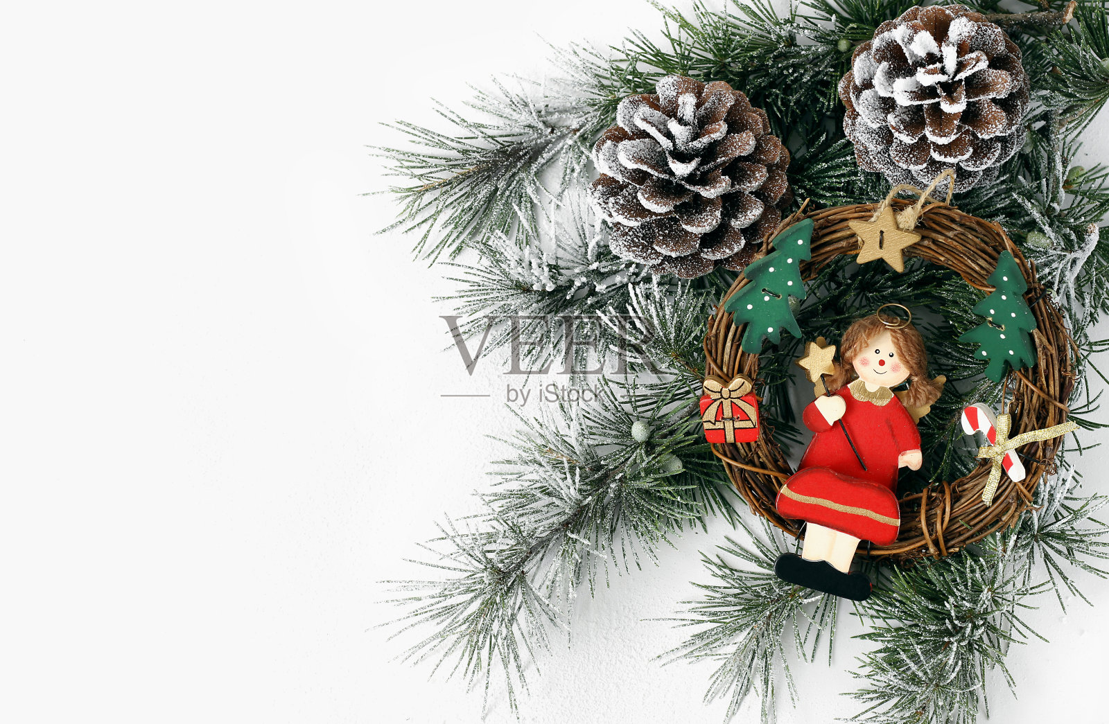 新年快乐，圣诞快乐，小女孩装饰圣诞树，在一个白色的背景，从上面看照片摄影图片