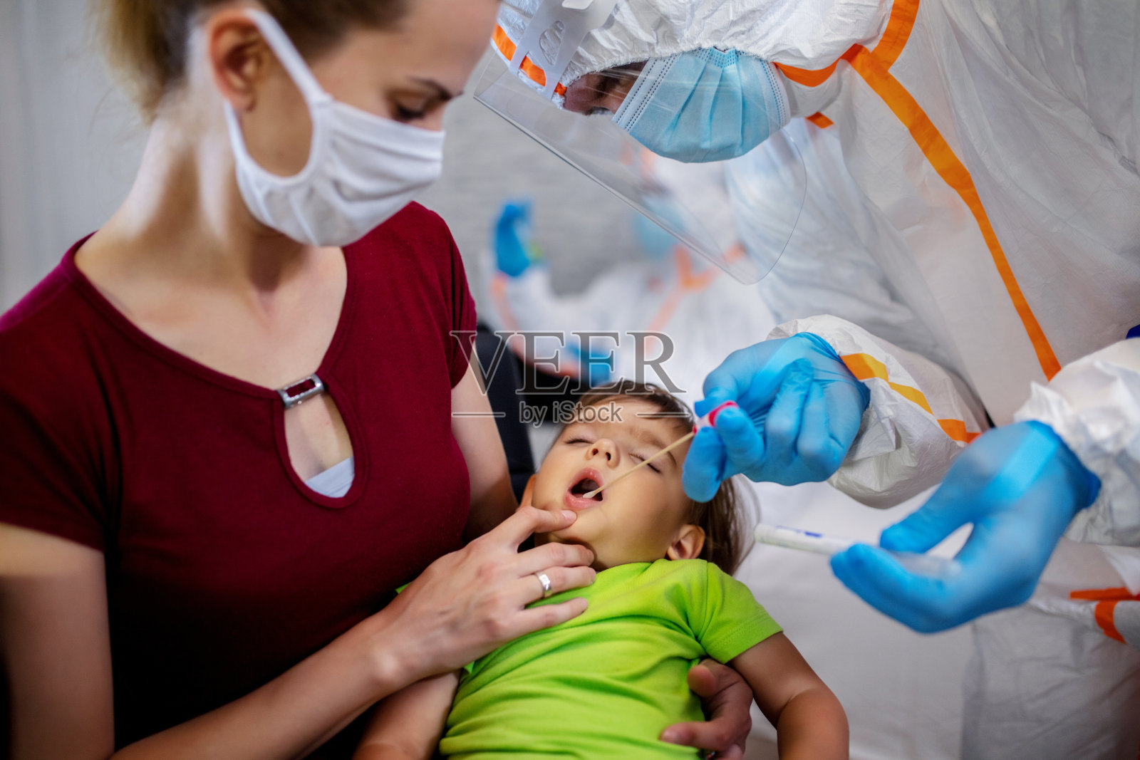 在医院做口腔拭子医学测试的小女孩照片摄影图片