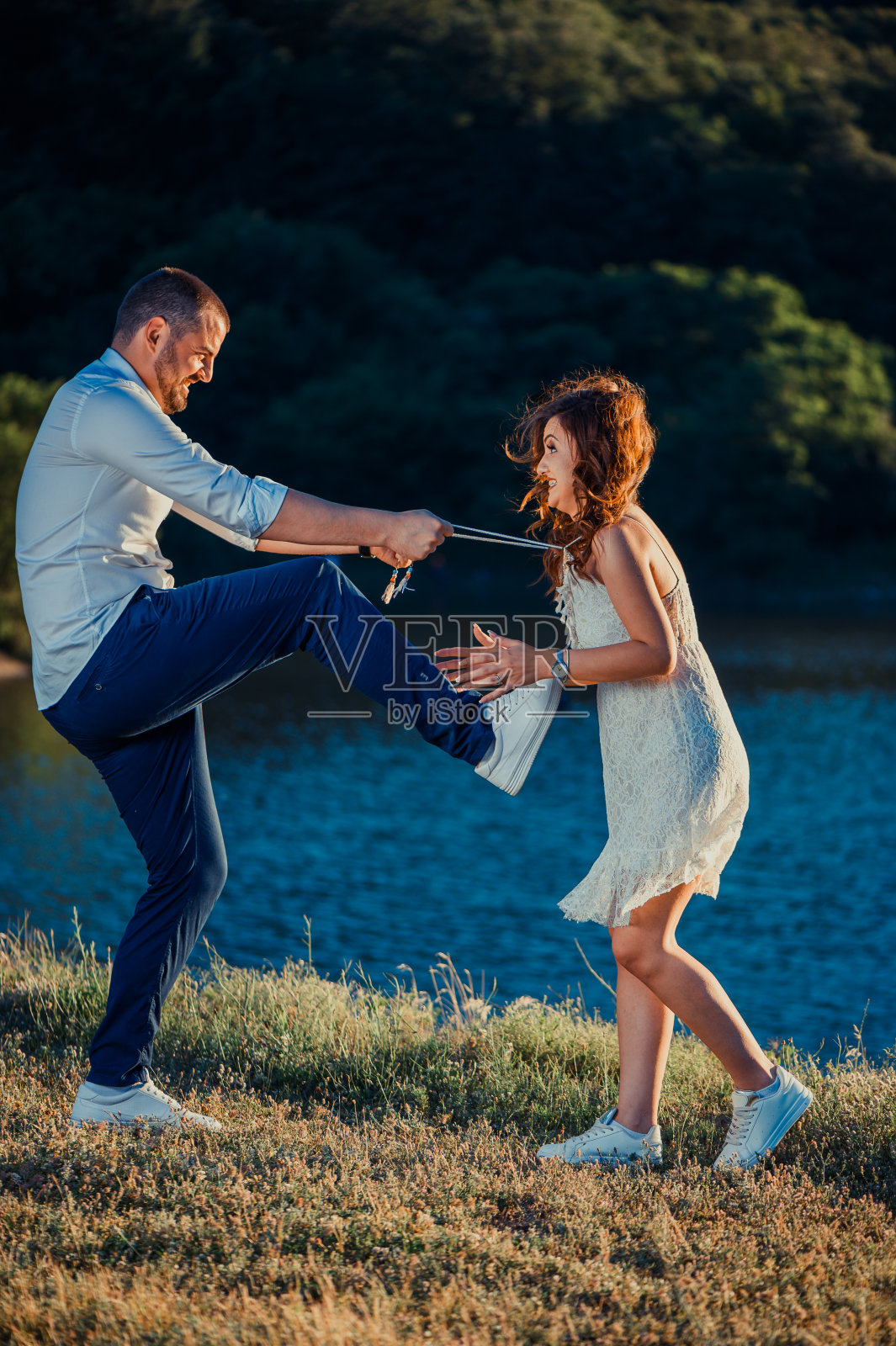侧面的英俊的男人拥抱和微笑的女人库存照片照片摄影图片