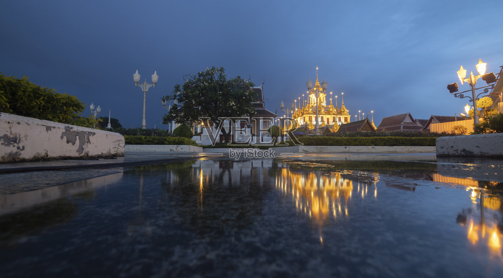 倒影拉差那达拉姆寺美丽的金色城堡或宝塔曼谷，泰国照片摄影图片