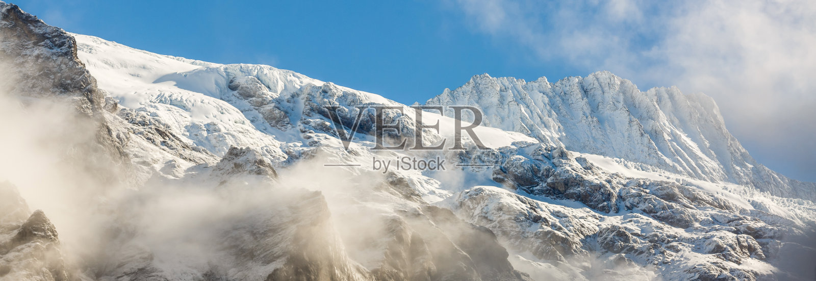 瑞士阿尔卑斯山多云的天空下的一排缆车照片摄影图片