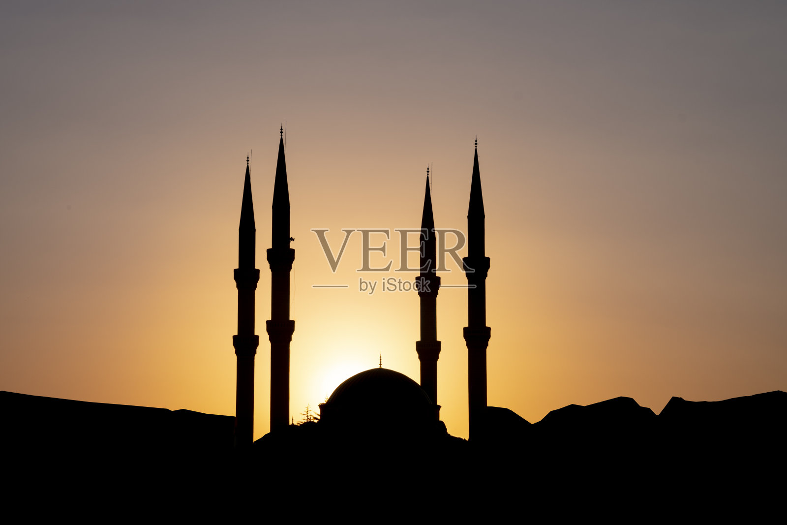 唯美的建筑形象是尖塔在壮丽的日出照片摄影图片