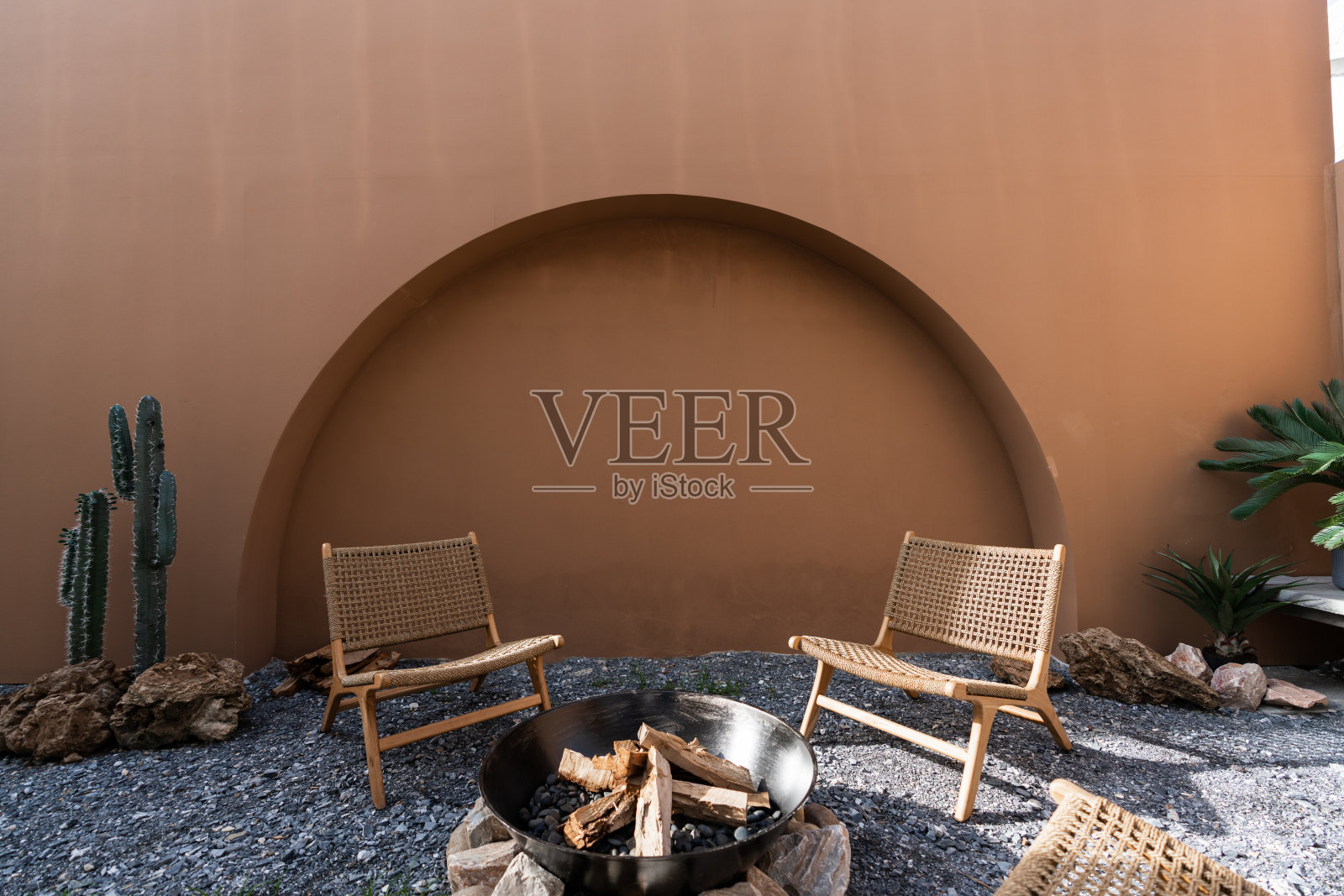 最小的空间场景，棕色墙壁，藤椅和人造仙人掌与岩石设置在自然光线场景/工作室概念/热带主题/户外工作室/现代简约风格照片摄影图片