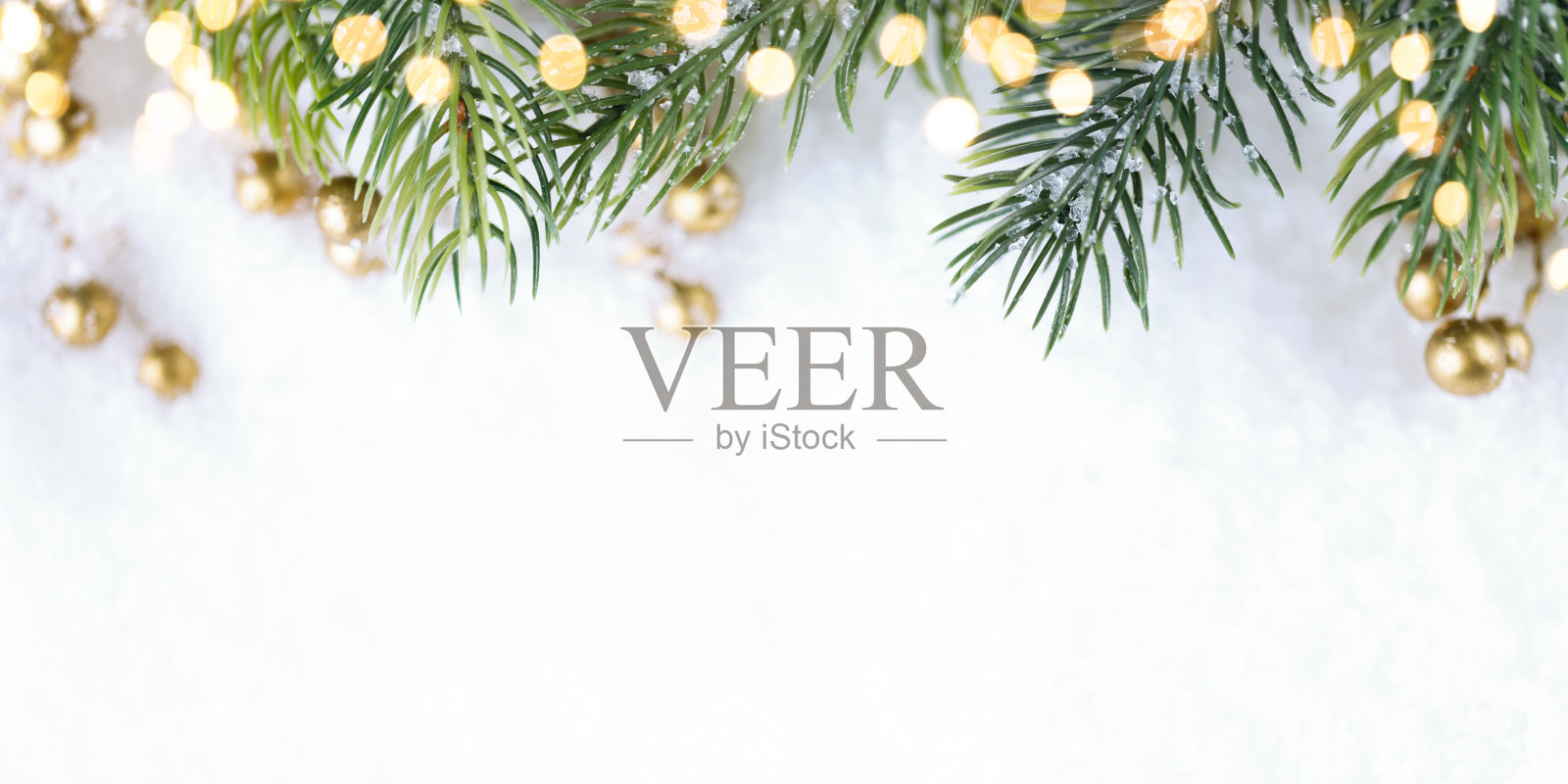 圣诞树上挂满了金色的彩灯。照片摄影图片