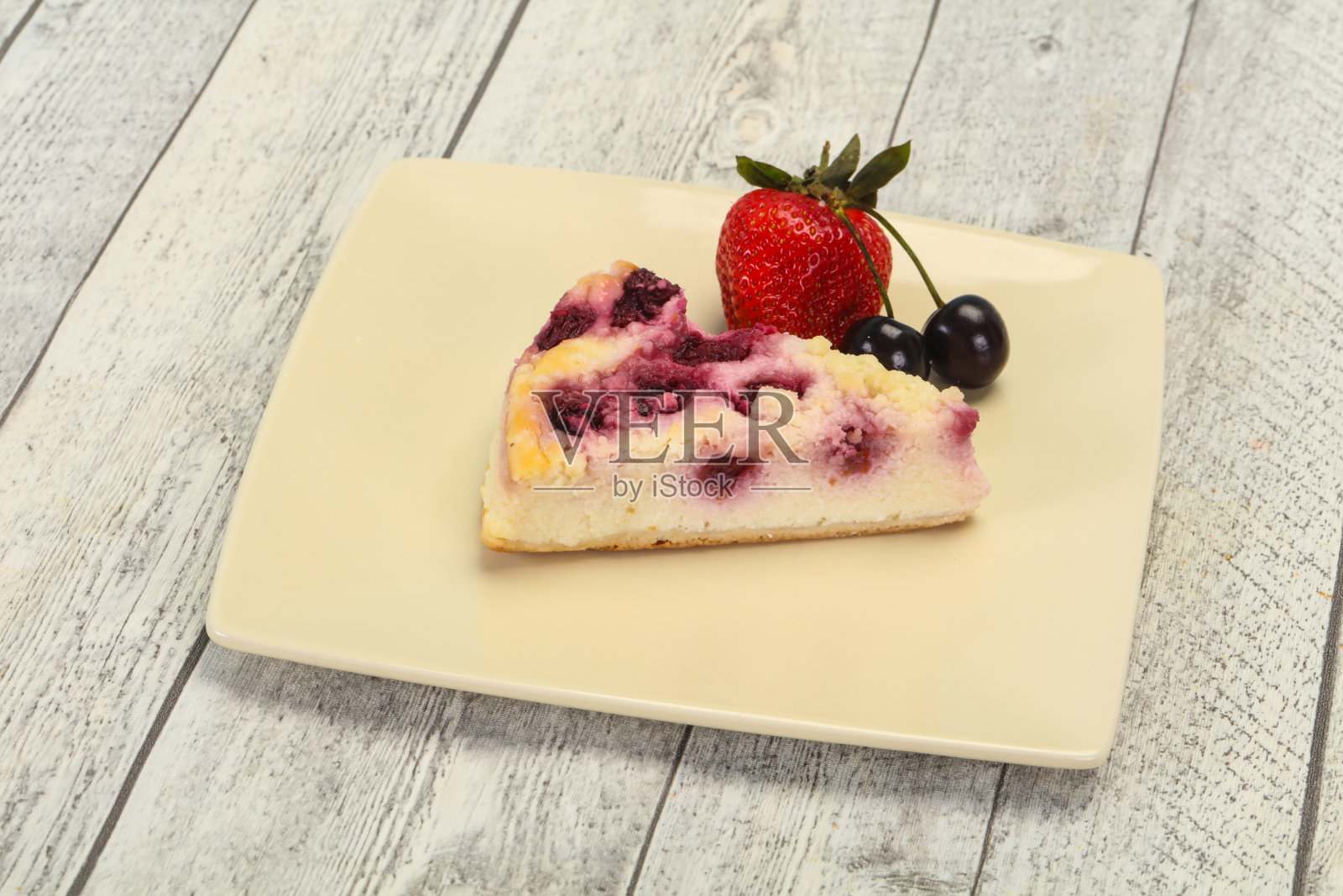 芝士蛋糕配樱桃草莓照片摄影图片