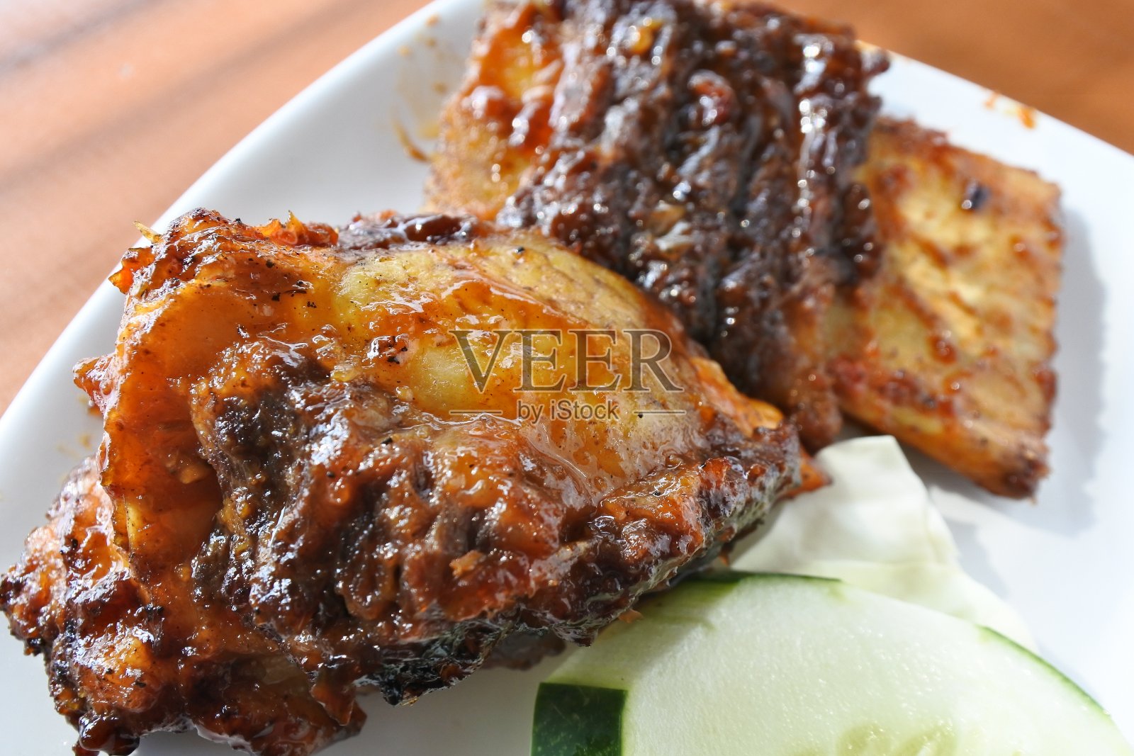 盘子里的烤牛排骨照片摄影图片