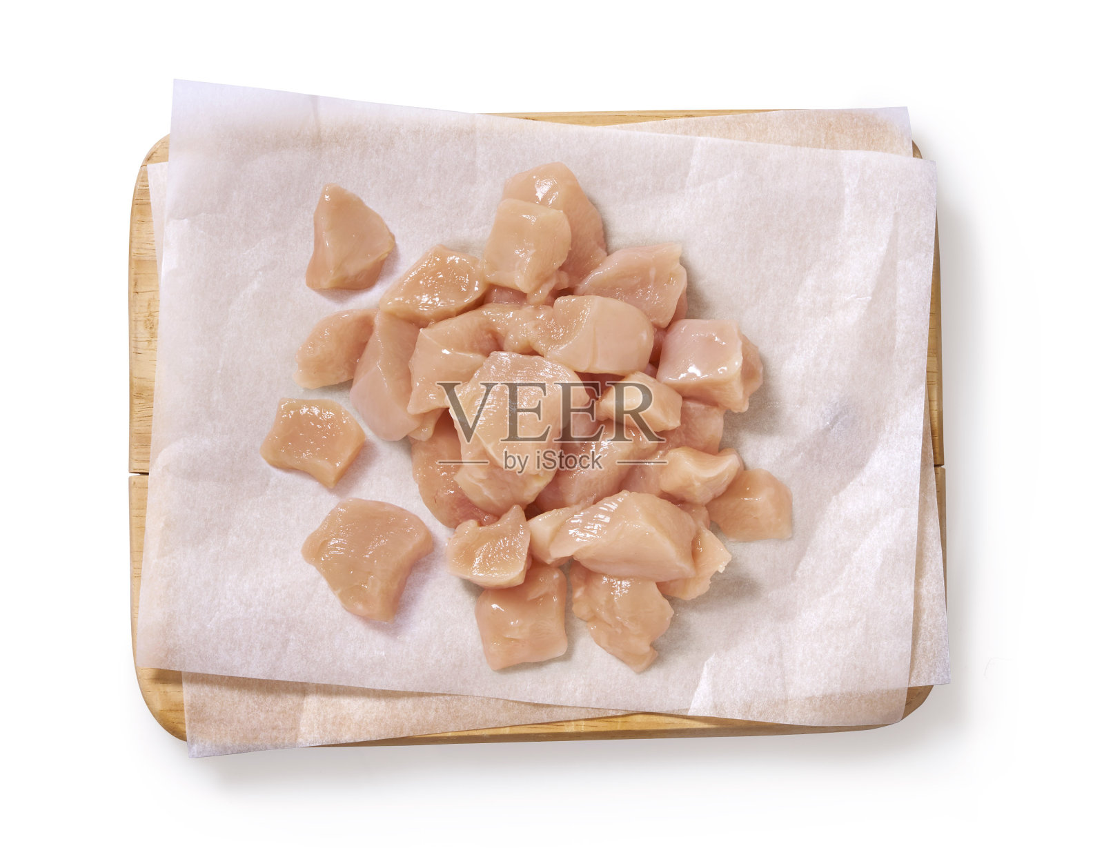 工作室里的生鸡肉，放在切菜板上照片摄影图片