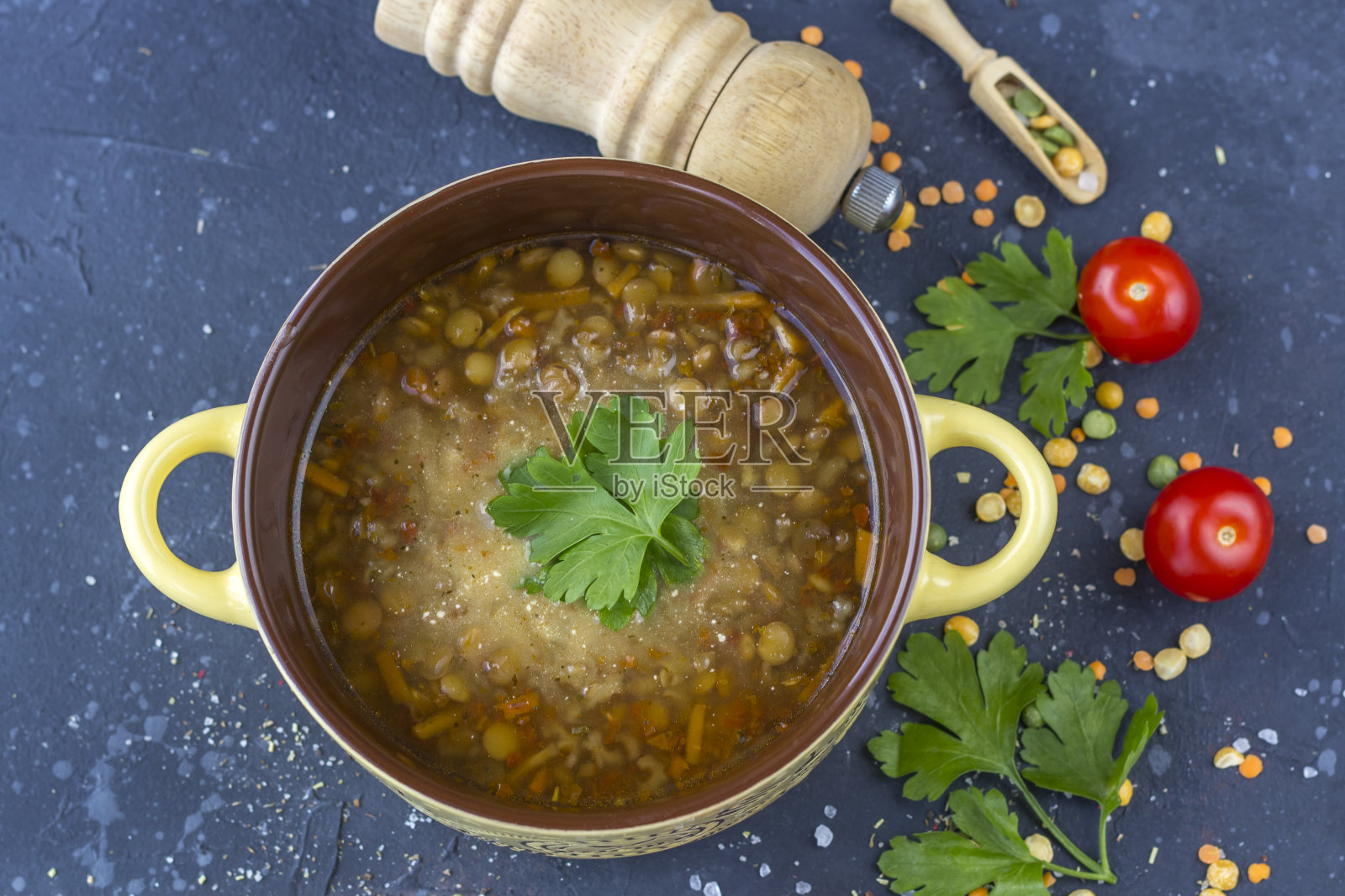 传统的土耳其扁豆汤。自制扁豆素汤，照片摄影图片
