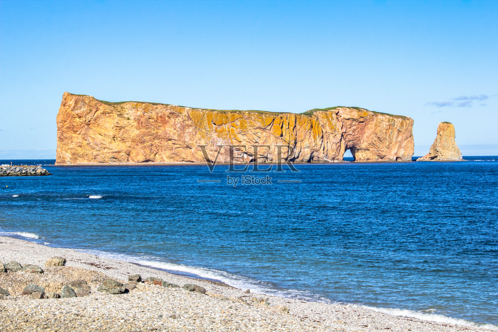 加拿大魁北克省加斯比地区加斯比半岛的Rocher Perce岩石。蓝色圣劳伦斯湾水域的著名地标。下午的横向照片。照片摄影图片