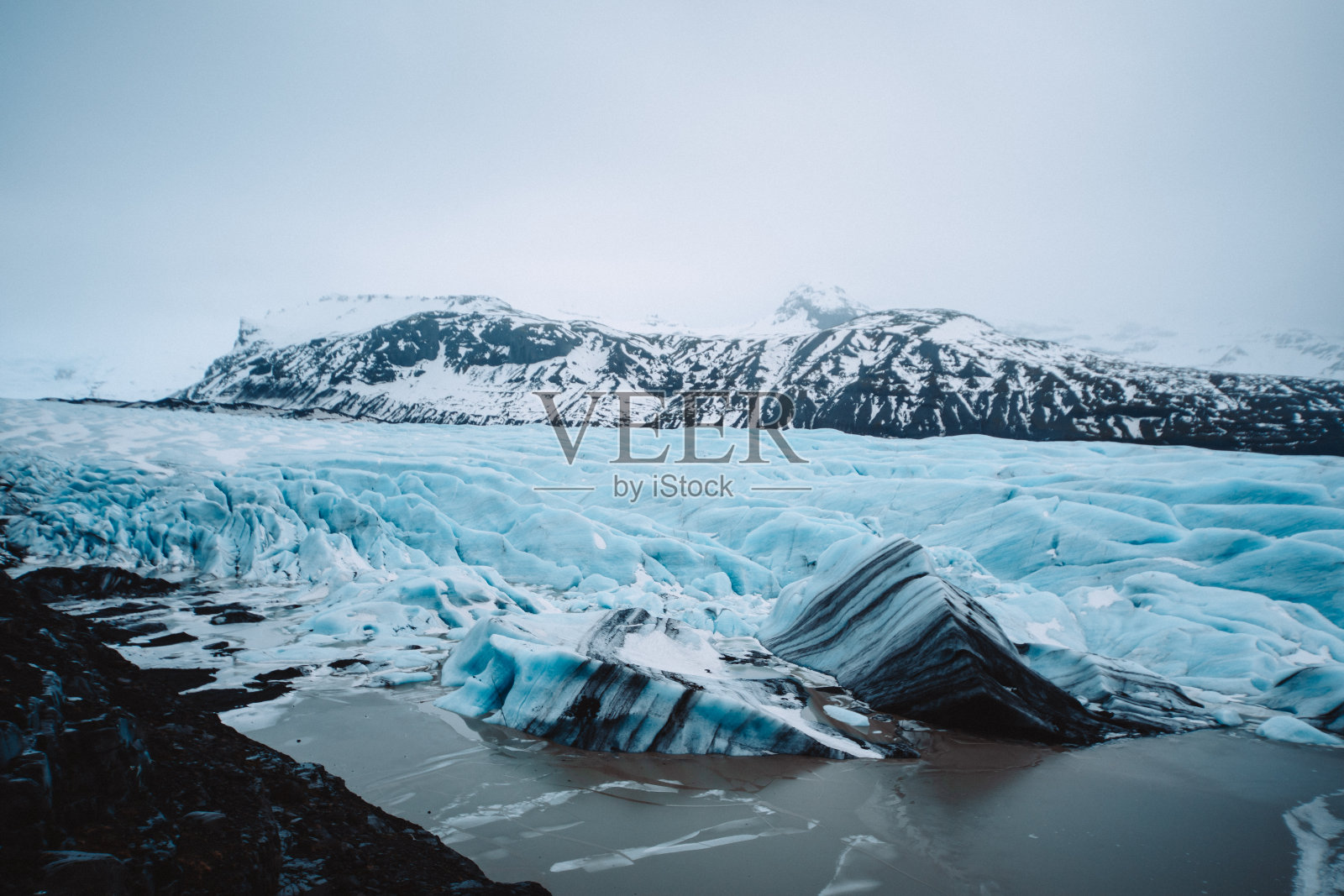 Vatnajokull冰川在冰岛-蓝色的冰山漂浮在泻湖照片摄影图片
