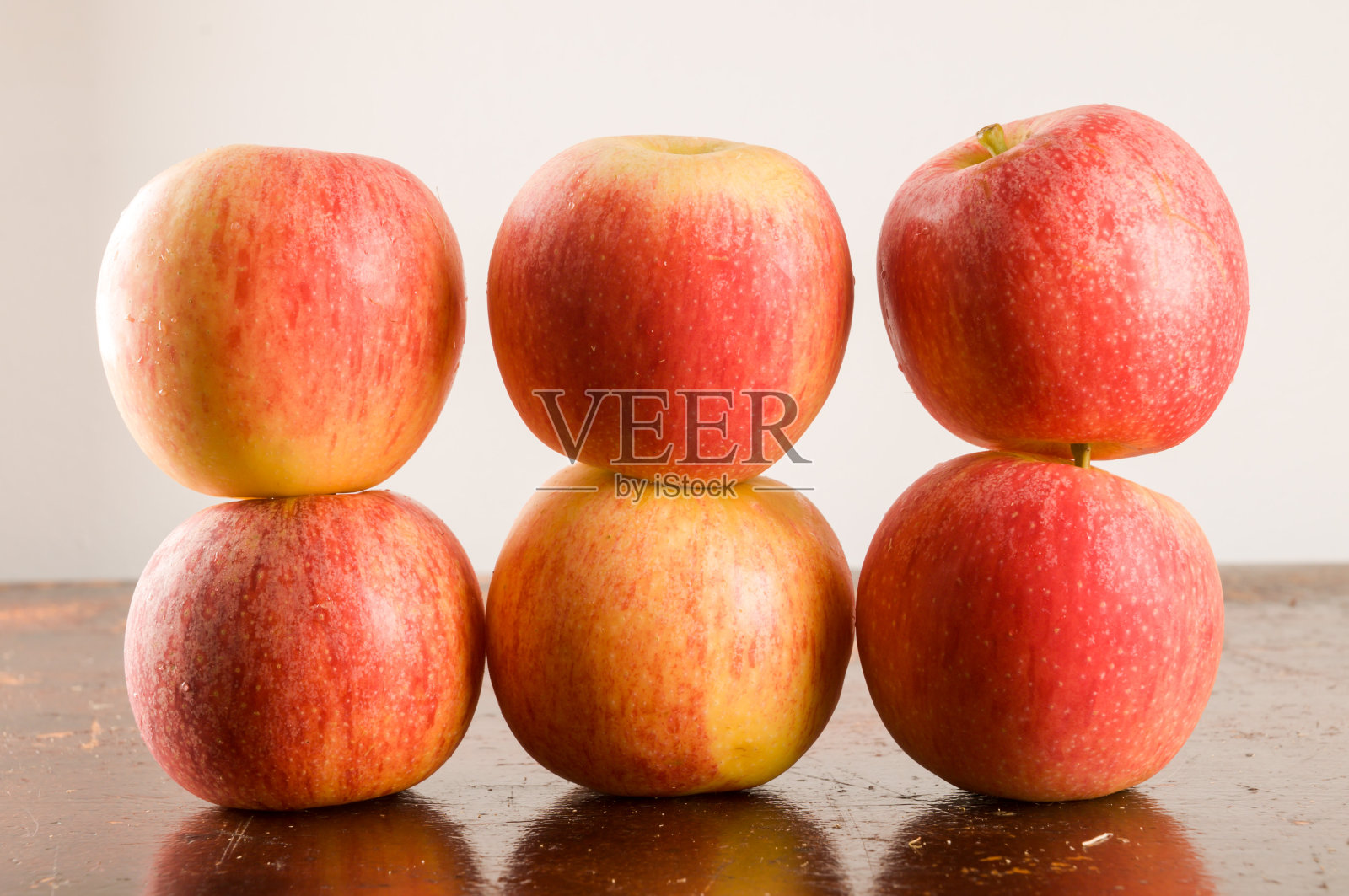 背景是新鲜的红苹果照片摄影图片