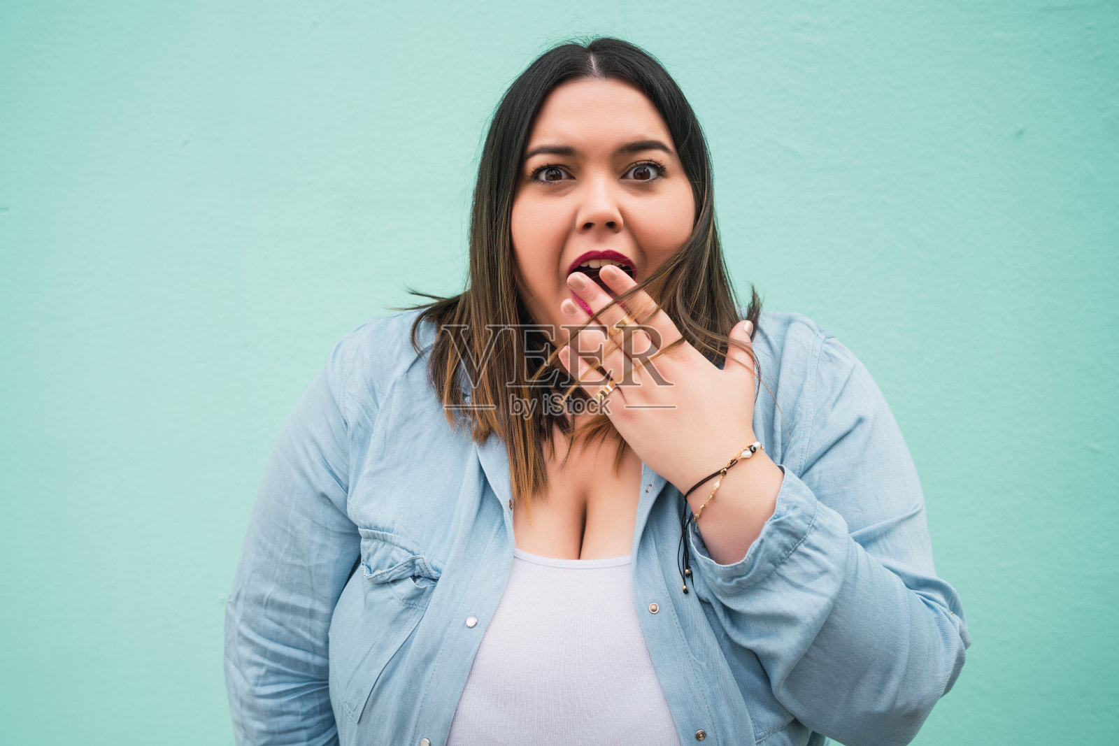 年轻女子脸上带着震惊的表情。照片摄影图片