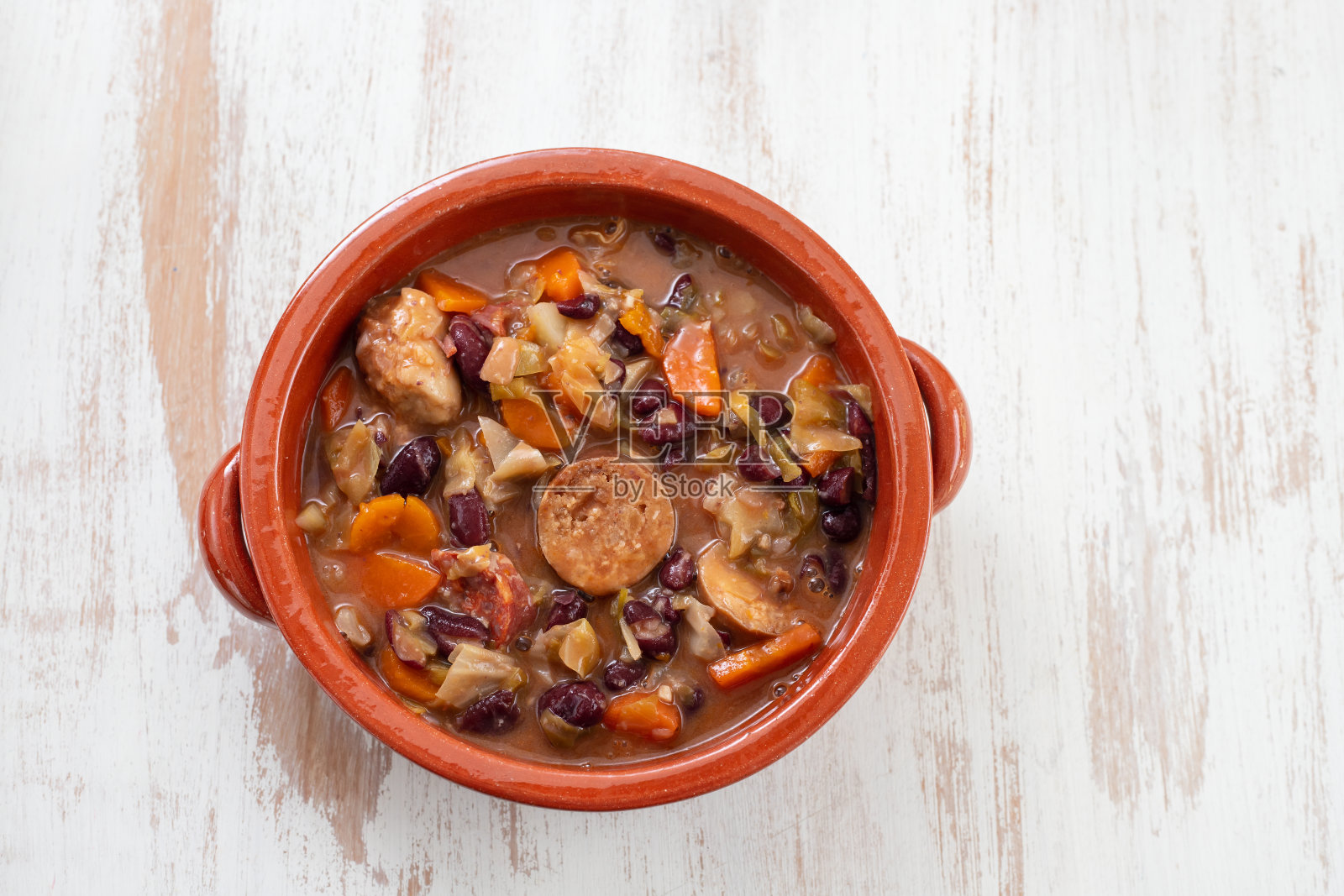 典型的葡萄牙菜Feijoada在棕色陶瓷菜照片摄影图片