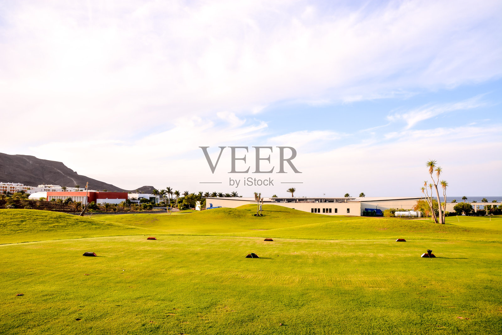 华丽的绿色高尔夫球场照片摄影图片