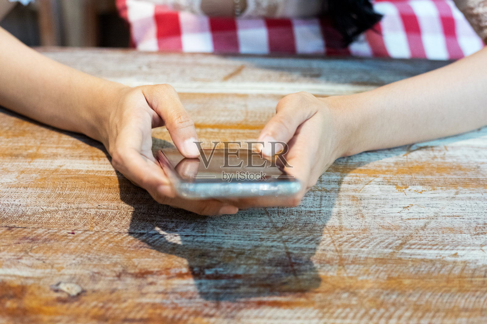 泰国女人的手在桌子上使用移动和互联网照片摄影图片