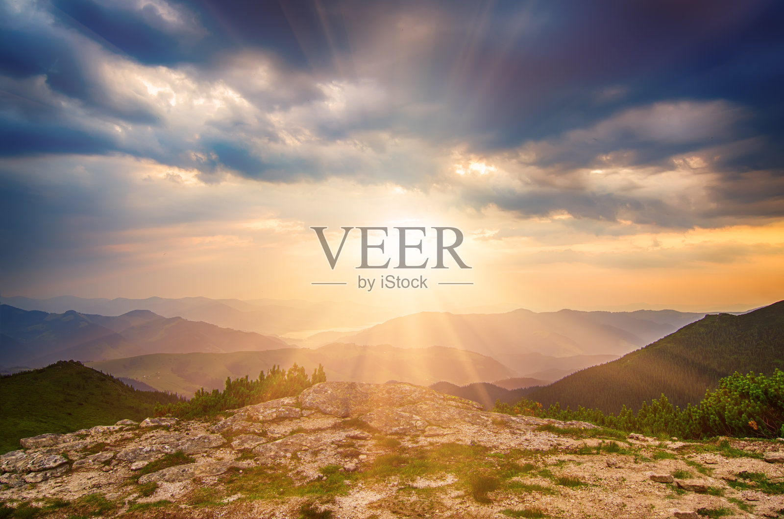 山上的日出景观照片摄影图片