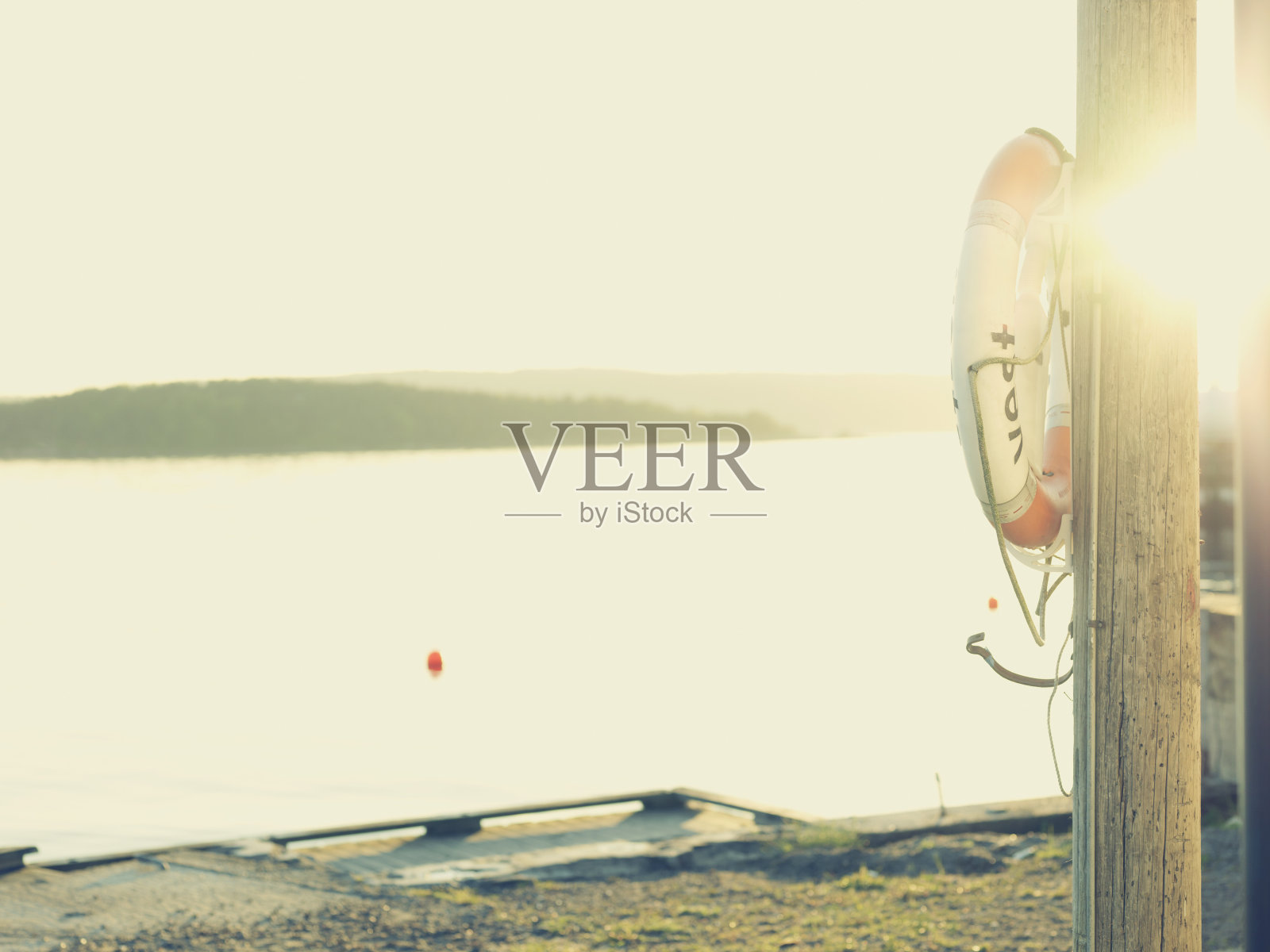 湖边的女人照片摄影图片