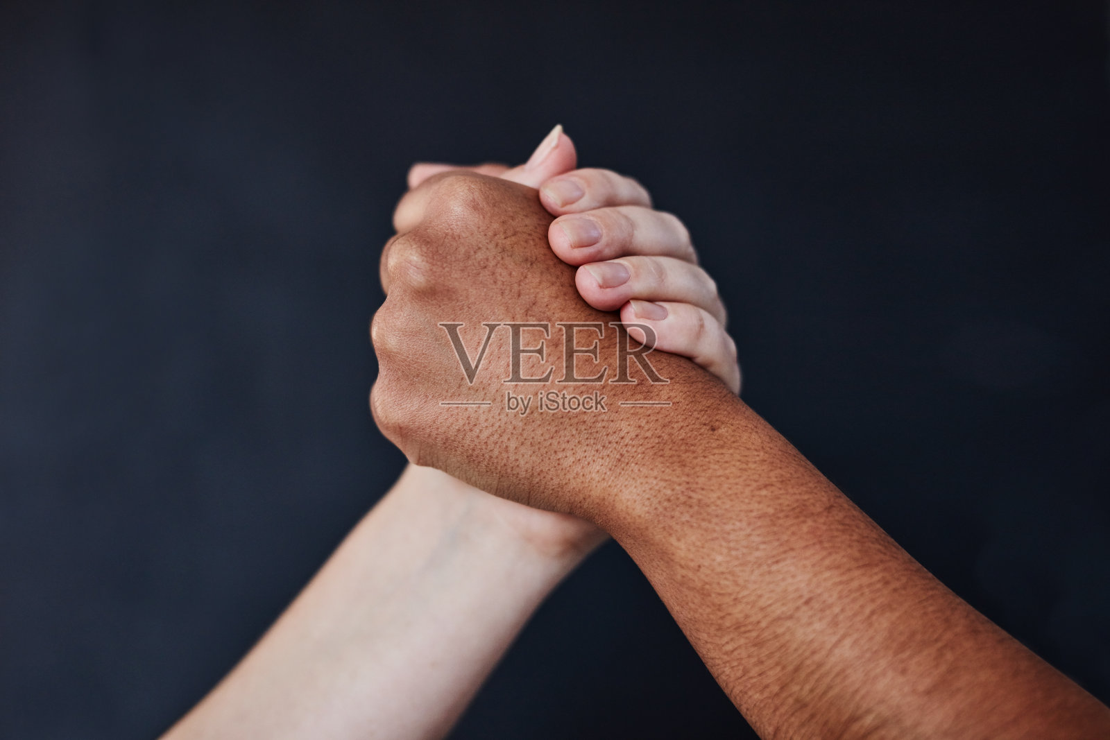 没有“我们”就不能拼写“信任”照片摄影图片