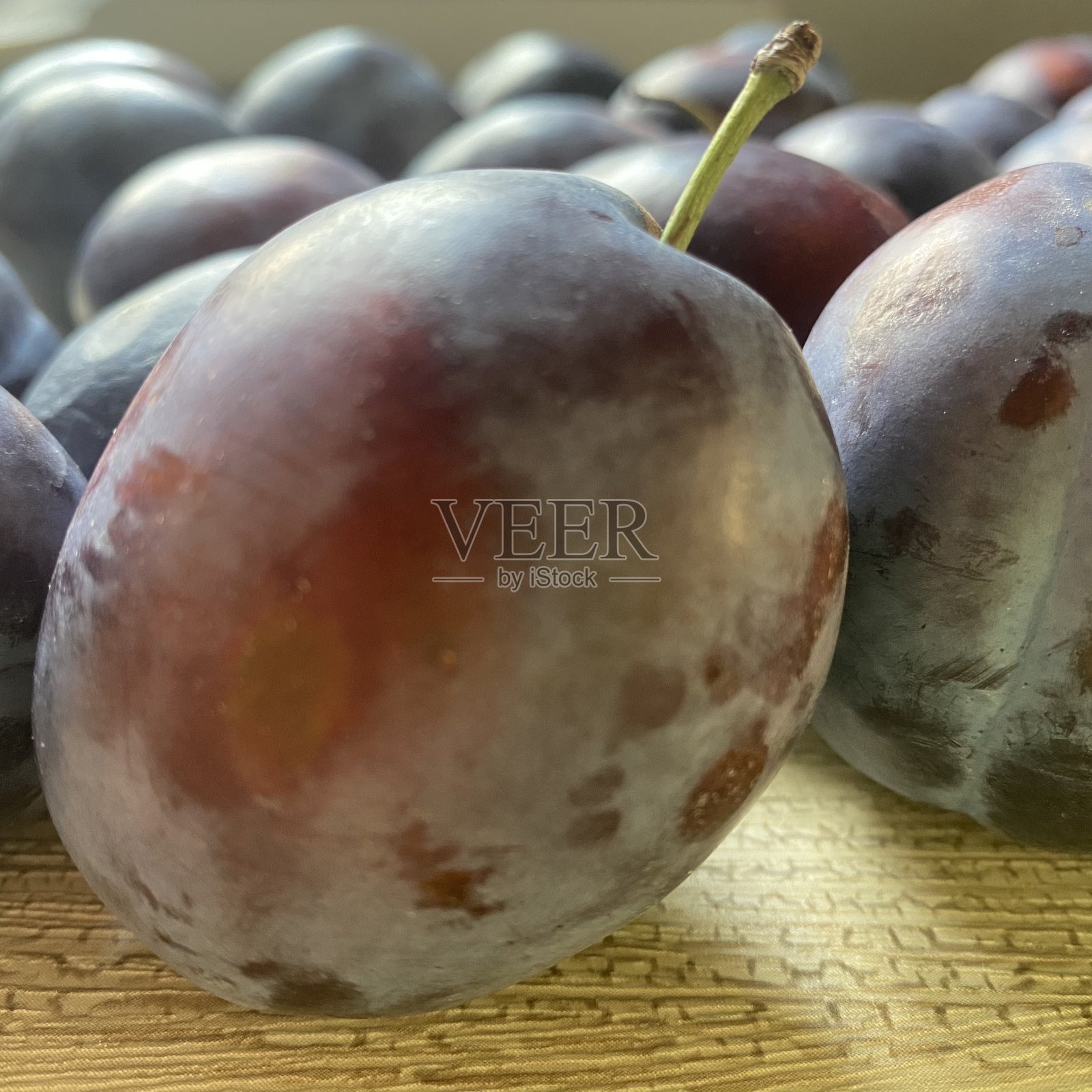 成熟的皇家李子的形象特写在桌子上的各种组成照片摄影图片