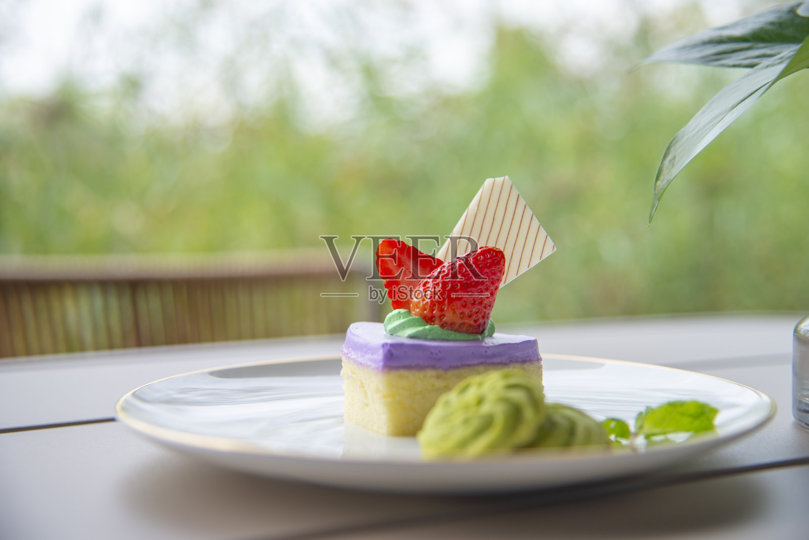 草莓蛋糕和饼干照片摄影图片