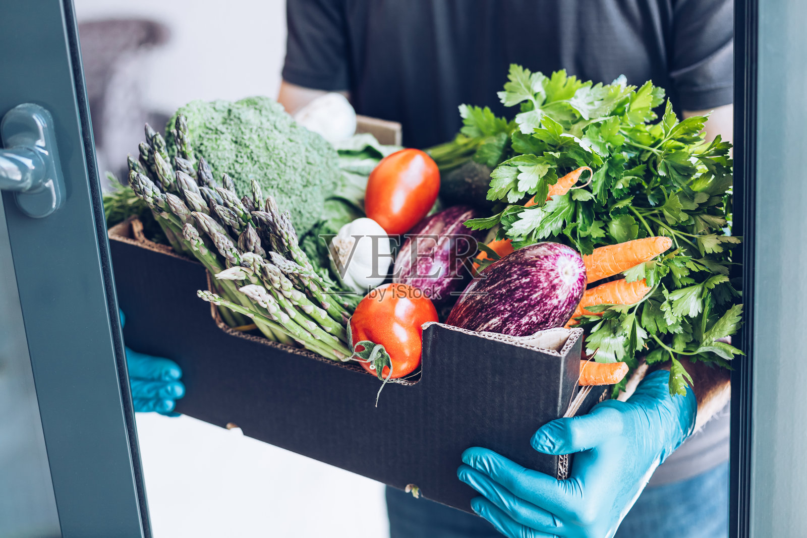 冠状病毒疫情期间的蔬菜运送照片摄影图片