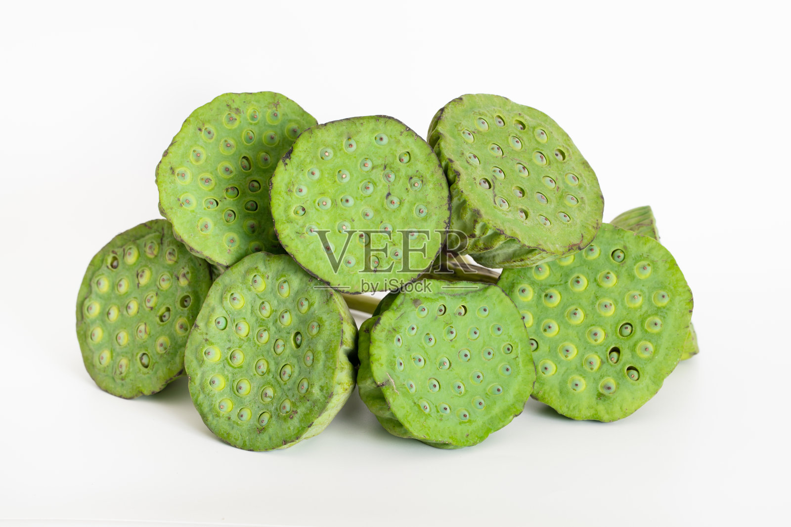 白底上是莲子。天然草本植物。照片摄影图片