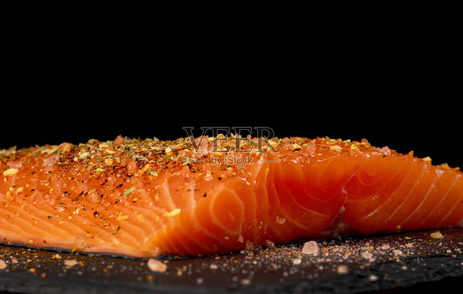 加香料的三文鱼片，准备腌制。照片摄影图片