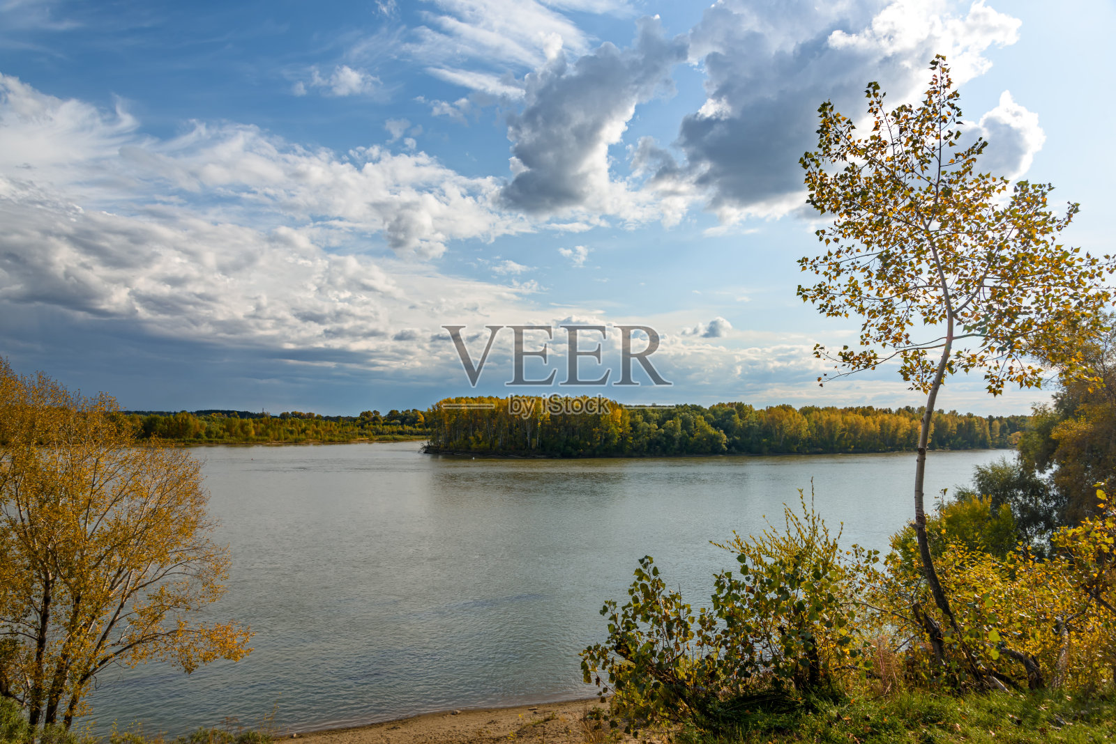 秋季景观与河流和森林景观照片摄影图片
