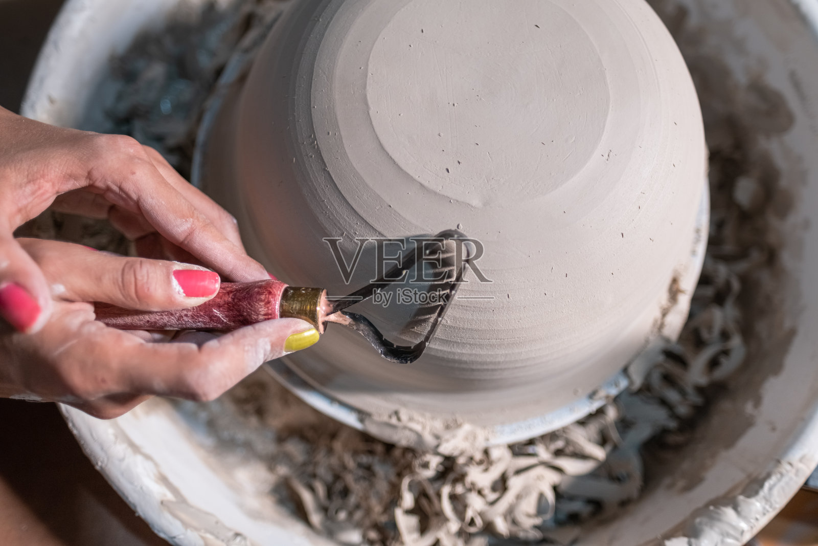 用陶器工具雕刻粘土照片摄影图片