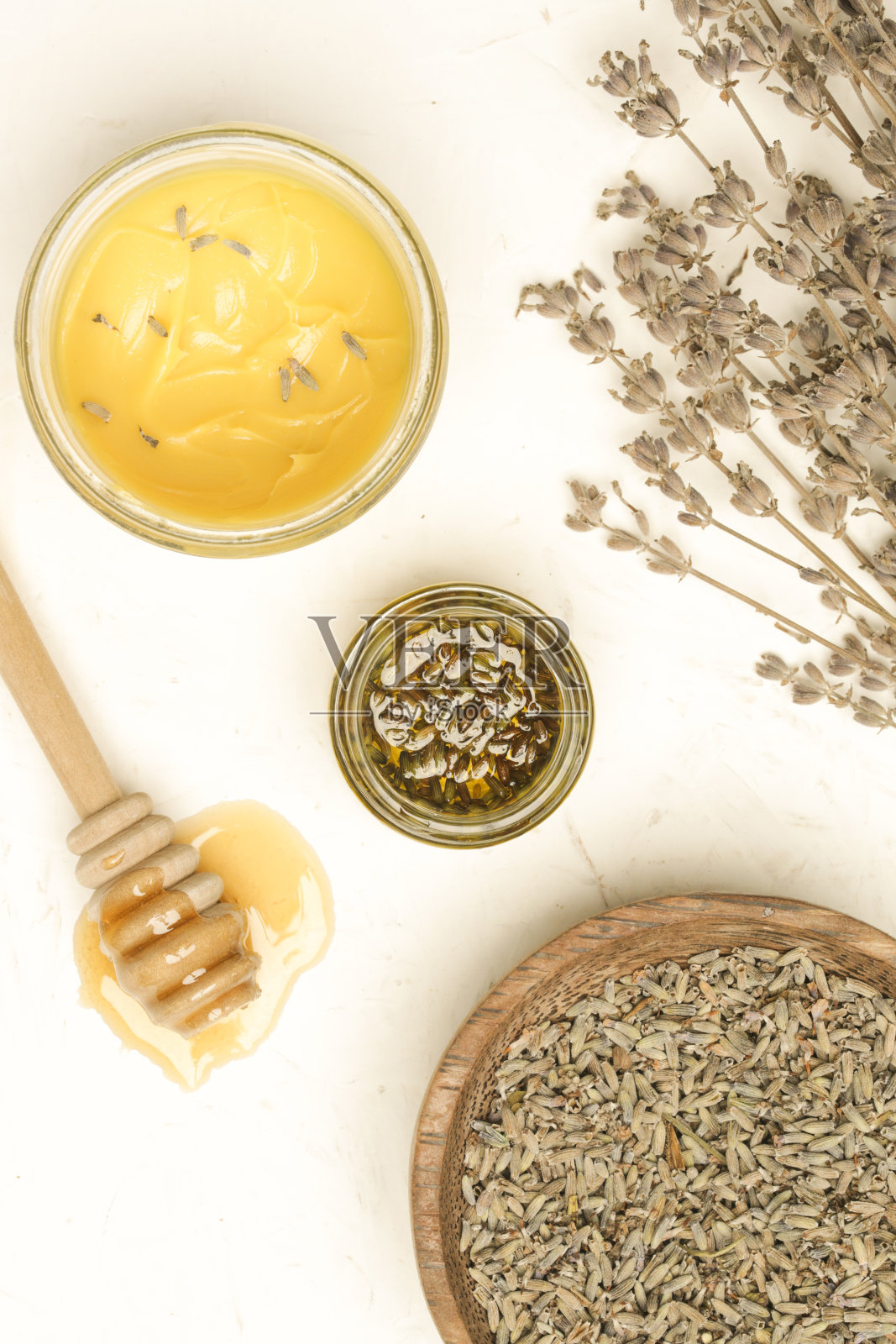 薰衣草和蜂蜜天然油，用于敏感皮肤。自制的有机化妆品。照片摄影图片
