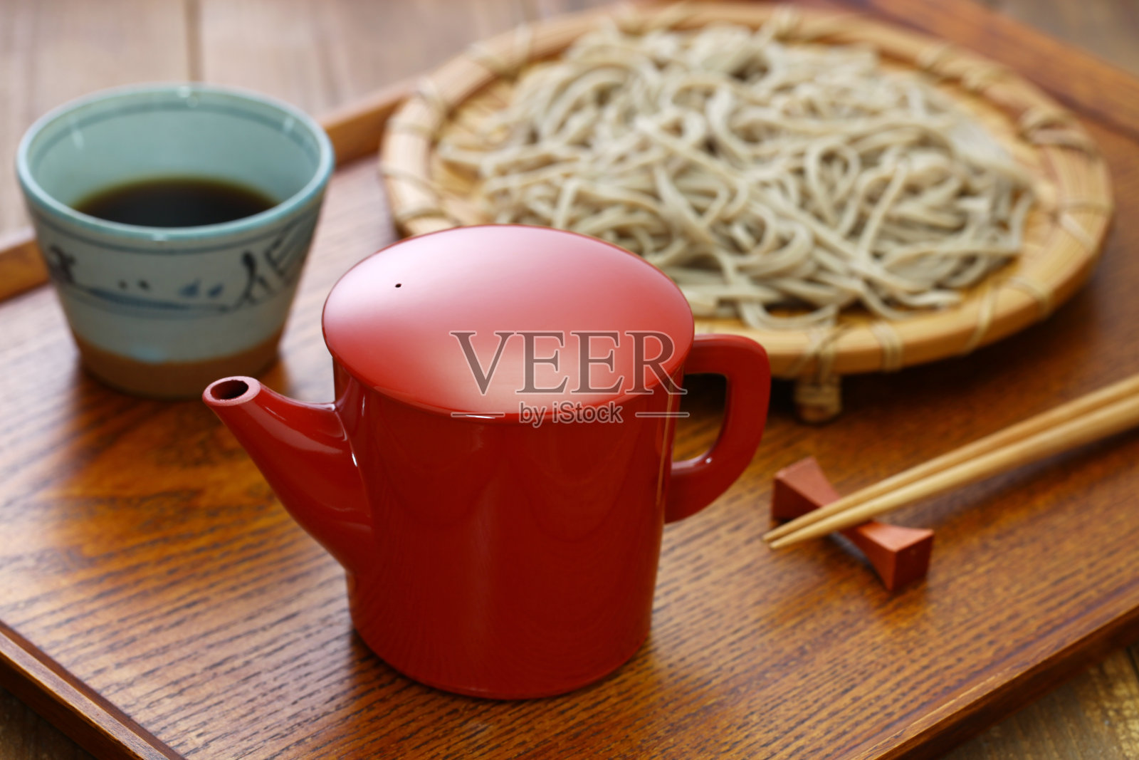 荞麦面是用热水煮荞麦面。照片摄影图片