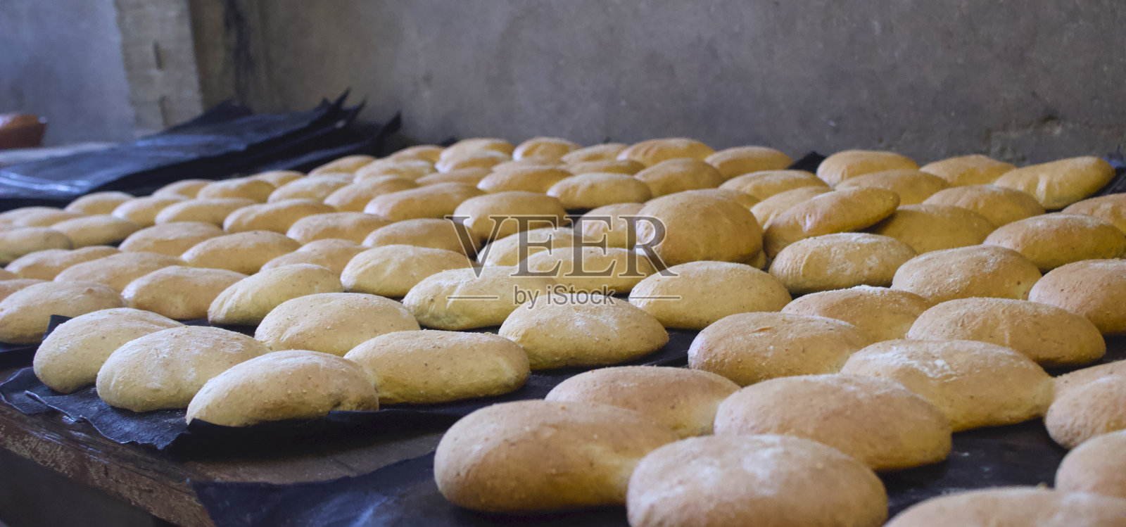 许多圆圆的小面包最近准备好了照片摄影图片