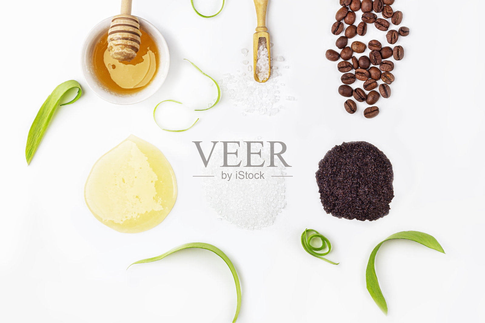 天然有机成分自制护肤。清洁和滋养化妆品。美容产品:奶油，蜂蜜，咖啡磨砂，绿叶，白色背景。关闭，为文本复制空间照片摄影图片