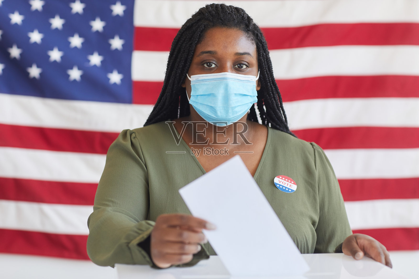 非裔美国妇女在流行病中的投票照片摄影图片