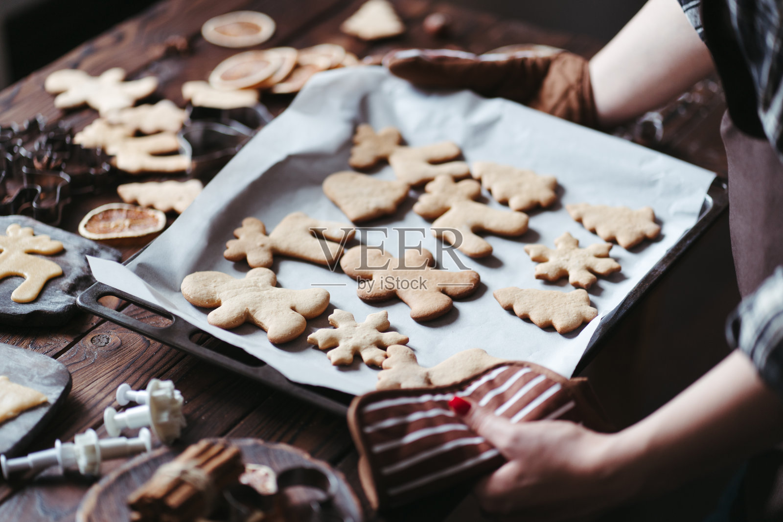 女人手里拿着自制的姜饼照片摄影图片