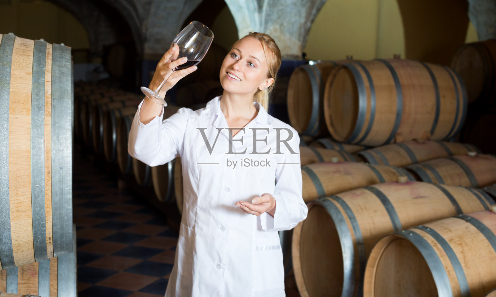 女酒庄工人检查产品质量照片摄影图片