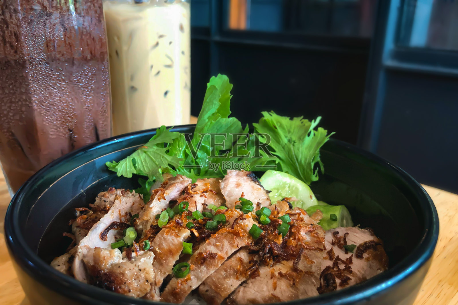 烤猪肉饭碗日本食物。照片摄影图片