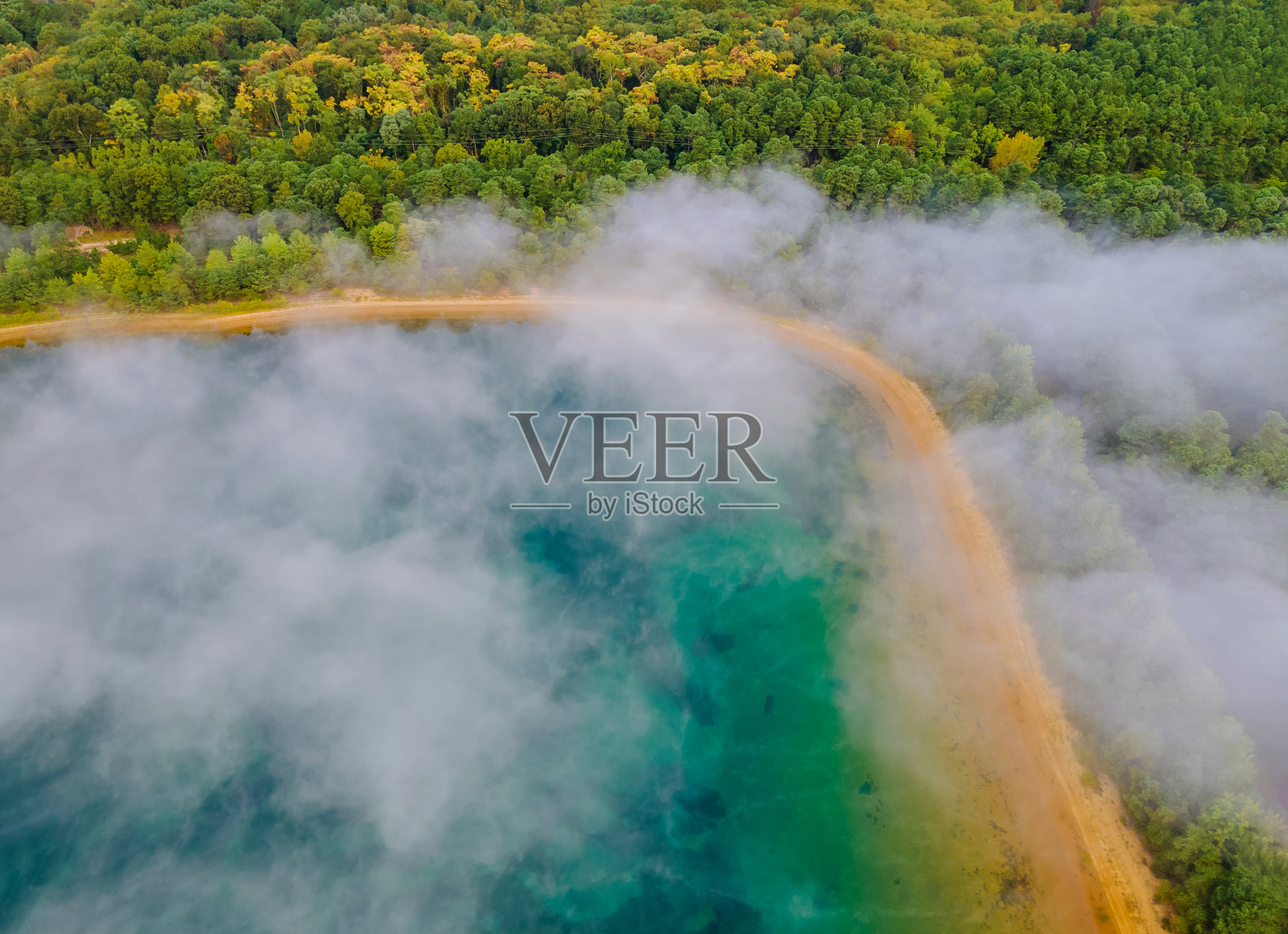 鸟瞰图的早晨雾景观，湖在模糊的雾背景照片摄影图片