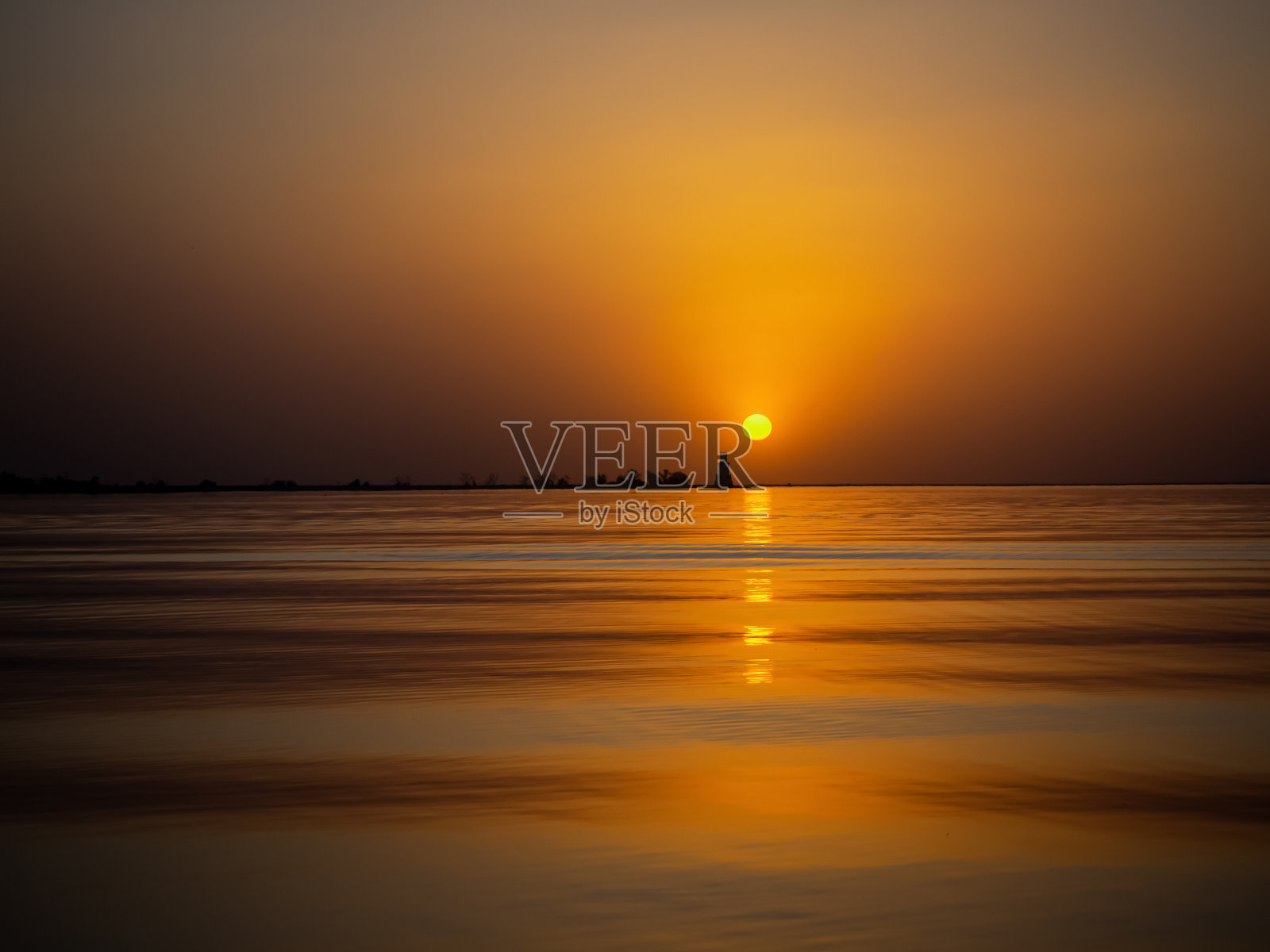 美丽的风景景观。海上金色的落日。全是风平浪静、海面平静的灯塔。在海浪上反射着黎明的橙色阳光。副本的空间。照片摄影图片