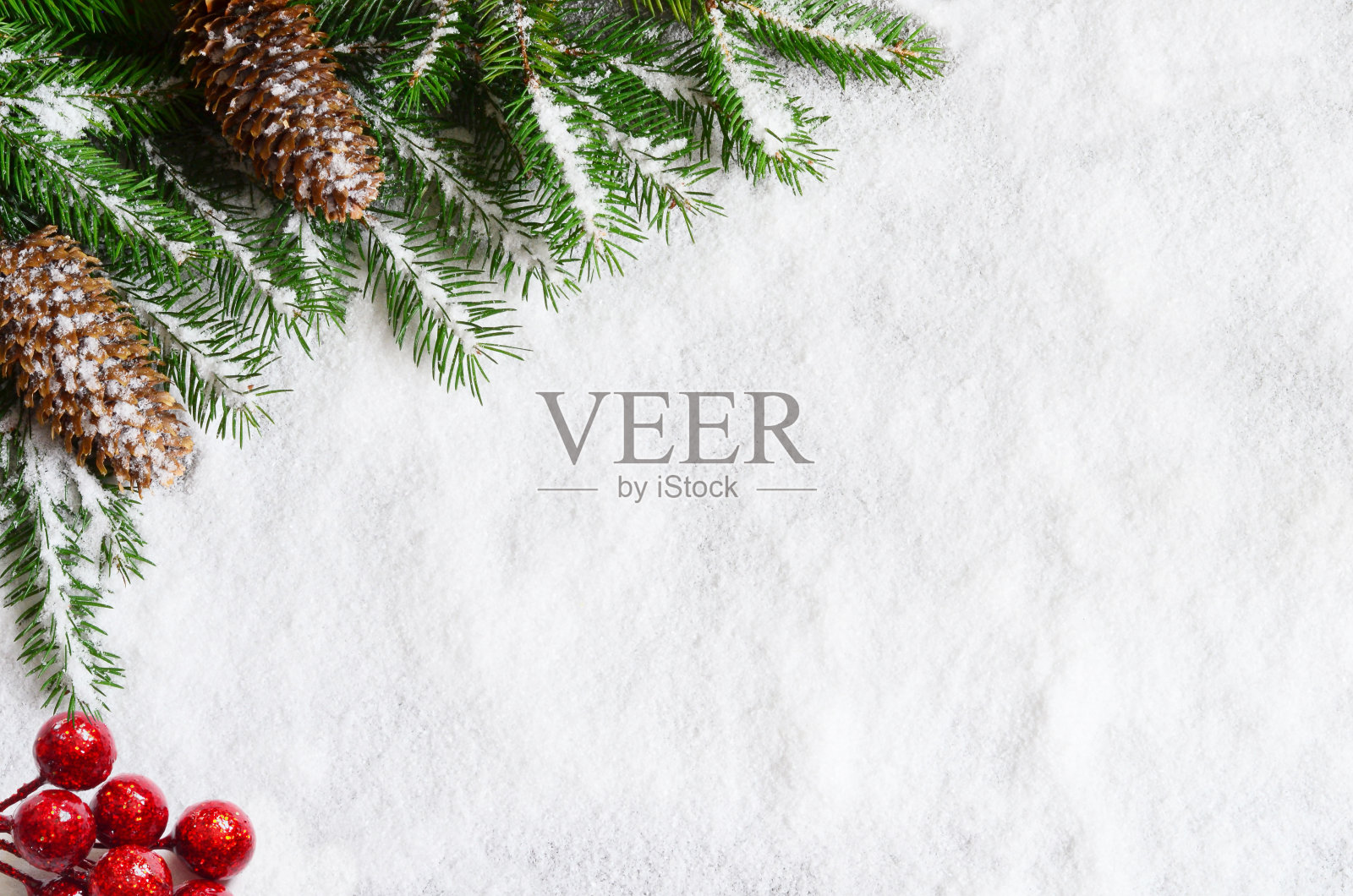 圣诞背景，绿松枝，雪景上的松果。创意构图与复制空间，俯视图。新年，节日，圣诞节，装饰。照片摄影图片